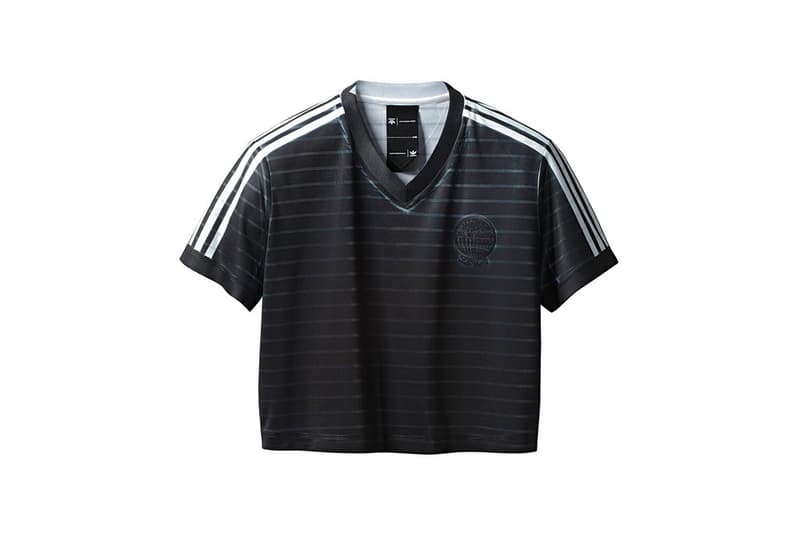 adidas Originals by Alexander Wang 最新コレクションの全貌が解禁 工場の検品作業をヒントに品質管理基準や出荷不良品などのアイディアをモチーフした独創的なスポーツウェアを展開 Alexander Wang（アレキサンダー・ワン）が〈adidas Originals（アディダス オリジナルス）〉と再びチームアップし、新たなコラボコレクションを制作した。“Season 3”の第1弾は、製品の製造時に起きてしまうミスや欠陥からアイディアを得ており、画質の荒いグラフィック、左右不対象のプリント、直せない皺など、通常では出荷不良となるようなミスを新たな品質基準として設定。半透明のポリウレタン製フード付きポンチョや、工場の検品作業の品質管理の時に使用されるスタンプを連想させるバックプリント入りのトラックジャケット、〈adidas Originals by Alexander Wang〉のアイコニックなロゴをサイドなどに配したスウェットセットアップなど、全13型を展開する。また、AW Bball Soccerと題したフットウェアは、〈adidas〉のサッカーシューズをプレミアムスエードで構成したアッパーと分厚いBoost™️ソールが特徴で、レースにはシューアクセサリーがループされている。  〈adidas Originals by Alexander Wang〉の“Season 3”第1弾は、〈adidas Originals〉と〈Alexander Wang〉の旗艦店とオンラインおよび厳選された一部リテーラーにて、4月21日（土）より発売開始。リリースに備えて、上のフォトギャラリーからアイテム一覧をチェックしてみてはいかがだろうか。  AWファンの方は、若き天才デザイナーが暮らす豪邸の室内を撮影した潜入ムービーもお見逃しなく。