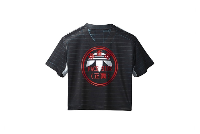 adidas Originals by Alexander Wang 最新コレクションの全貌が解禁 工場の検品作業をヒントに品質管理基準や出荷不良品などのアイディアをモチーフした独創的なスポーツウェアを展開 Alexander Wang（アレキサンダー・ワン）が〈adidas Originals（アディダス オリジナルス）〉と再びチームアップし、新たなコラボコレクションを制作した。“Season 3”の第1弾は、製品の製造時に起きてしまうミスや欠陥からアイディアを得ており、画質の荒いグラフィック、左右不対象のプリント、直せない皺など、通常では出荷不良となるようなミスを新たな品質基準として設定。半透明のポリウレタン製フード付きポンチョや、工場の検品作業の品質管理の時に使用されるスタンプを連想させるバックプリント入りのトラックジャケット、〈adidas Originals by Alexander Wang〉のアイコニックなロゴをサイドなどに配したスウェットセットアップなど、全13型を展開する。また、AW Bball Soccerと題したフットウェアは、〈adidas〉のサッカーシューズをプレミアムスエードで構成したアッパーと分厚いBoost™️ソールが特徴で、レースにはシューアクセサリーがループされている。  〈adidas Originals by Alexander Wang〉の“Season 3”第1弾は、〈adidas Originals〉と〈Alexander Wang〉の旗艦店とオンラインおよび厳選された一部リテーラーにて、4月21日（土）より発売開始。リリースに備えて、上のフォトギャラリーからアイテム一覧をチェックしてみてはいかがだろうか。  AWファンの方は、若き天才デザイナーが暮らす豪邸の室内を撮影した潜入ムービーもお見逃しなく。