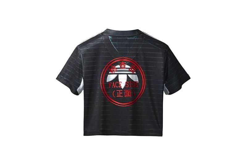 adidas Originals by Alexander Wang 最新コレクションの全貌が解禁 工場の検品作業をヒントに品質管理基準や出荷不良品などのアイディアをモチーフした独創的なスポーツウェアを展開 Alexander Wang(アレキサンダー・ワン)が〈adidas Originals(アディダス オリジナルス)〉と再びチームアップし、新たなコラボコレクションを制作した。“Season 3”の第1弾は、製品の製造時に起きてしまうミスや欠陥からアイディアを得ており、画質の荒いグラフィック、左右不対象のプリント、直せない皺など、通常では出荷不良となるようなミスを新たな品質基準として設定。半透明のポリウレタン製フード付きポンチョや、工場の検品作業の品質管理の時に使用されるスタンプを連想させるバックプリント入りのトラックジャケット、〈adidas Originals by Alexander Wang〉のアイコニックなロゴをサイドなどに配したスウェットセットアップなど、全13型を展開する。また、AW Bball Soccerと題したフットウェアは、〈adidas〉のサッカーシューズをプレミアムスエードで構成したアッパーと分厚いBoost™️ソールが特徴で、レースにはシューアクセサリーがループされている。 〈adidas Originals by Alexander Wang〉の“Season 3”第1弾は、〈adidas Originals〉と〈Alexander Wang〉の旗艦店とオンラインおよび厳選された一部リテーラーにて、4月21日(土)より発売開始。リリースに備えて、上のフォトギャラリーからアイテム一覧をチェックしてみてはいかがだろうか。 AWファンの方は、若き天才デザイナーが暮らす豪邸の室内を撮影した潜入ムービーもお見逃しなく。