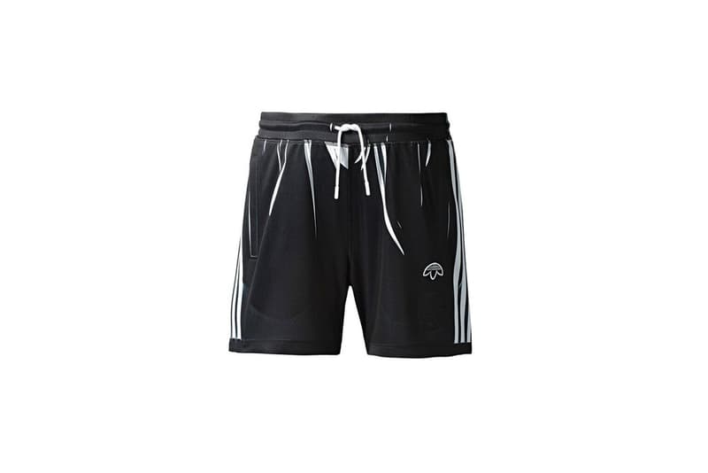 adidas Originals by Alexander Wang 最新コレクションの全貌が解禁 工場の検品作業をヒントに品質管理基準や出荷不良品などのアイディアをモチーフした独創的なスポーツウェアを展開 Alexander Wang（アレキサンダー・ワン）が〈adidas Originals（アディダス オリジナルス）〉と再びチームアップし、新たなコラボコレクションを制作した。“Season 3”の第1弾は、製品の製造時に起きてしまうミスや欠陥からアイディアを得ており、画質の荒いグラフィック、左右不対象のプリント、直せない皺など、通常では出荷不良となるようなミスを新たな品質基準として設定。半透明のポリウレタン製フード付きポンチョや、工場の検品作業の品質管理の時に使用されるスタンプを連想させるバックプリント入りのトラックジャケット、〈adidas Originals by Alexander Wang〉のアイコニックなロゴをサイドなどに配したスウェットセットアップなど、全13型を展開する。また、AW Bball Soccerと題したフットウェアは、〈adidas〉のサッカーシューズをプレミアムスエードで構成したアッパーと分厚いBoost™️ソールが特徴で、レースにはシューアクセサリーがループされている。  〈adidas Originals by Alexander Wang〉の“Season 3”第1弾は、〈adidas Originals〉と〈Alexander Wang〉の旗艦店とオンラインおよび厳選された一部リテーラーにて、4月21日（土）より発売開始。リリースに備えて、上のフォトギャラリーからアイテム一覧をチェックしてみてはいかがだろうか。  AWファンの方は、若き天才デザイナーが暮らす豪邸の室内を撮影した潜入ムービーもお見逃しなく。