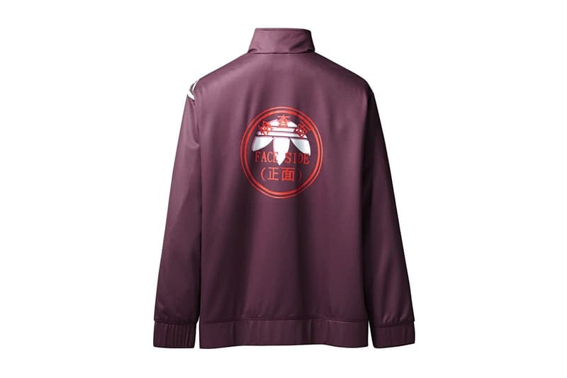 adidas Originals by Alexander Wang 最新コレクションの全貌が解禁 工場の検品作業をヒントに品質管理基準や出荷不良品などのアイディアをモチーフした独創的なスポーツウェアを展開 Alexander Wang(アレキサンダー・ワン)が〈adidas Originals(アディダス オリジナルス)〉と再びチームアップし、新たなコラボコレクションを制作した。“Season 3”の第1弾は、製品の製造時に起きてしまうミスや欠陥からアイディアを得ており、画質の荒いグラフィック、左右不対象のプリント、直せない皺など、通常では出荷不良となるようなミスを新たな品質基準として設定。半透明のポリウレタン製フード付きポンチョや、工場の検品作業の品質管理の時に使用されるスタンプを連想させるバックプリント入りのトラックジャケット、〈adidas Originals by Alexander Wang〉のアイコニックなロゴをサイドなどに配したスウェットセットアップなど、全13型を展開する。また、AW Bball Soccerと題したフットウェアは、〈adidas〉のサッカーシューズをプレミアムスエードで構成したアッパーと分厚いBoost™️ソールが特徴で、レースにはシューアクセサリーがループされている。 〈adidas Originals by Alexander Wang〉の“Season 3”第1弾は、〈adidas Originals〉と〈Alexander Wang〉の旗艦店とオンラインおよび厳選された一部リテーラーにて、4月21日(土)より発売開始。リリースに備えて、上のフォトギャラリーからアイテム一覧をチェックしてみてはいかがだろうか。 AWファンの方は、若き天才デザイナーが暮らす豪邸の室内を撮影した潜入ムービーもお見逃しなく。