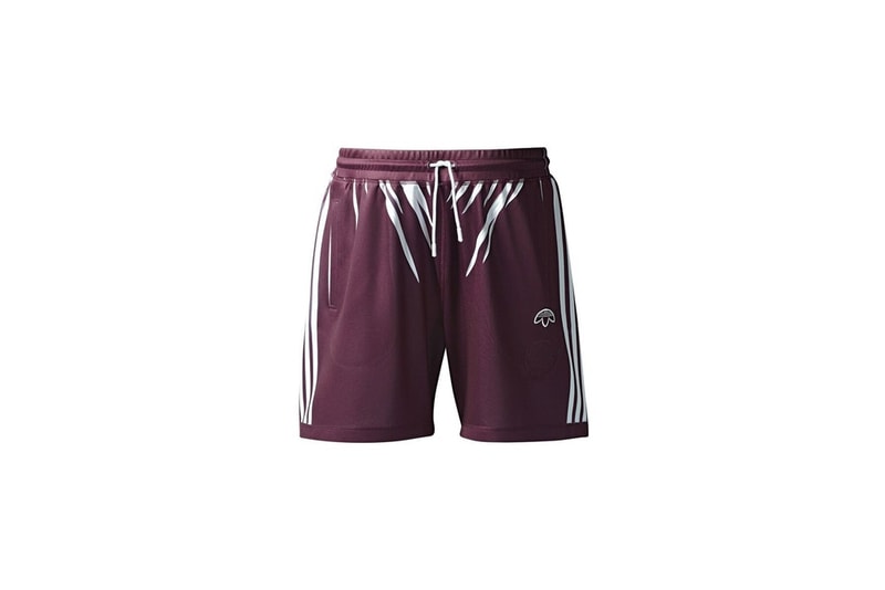 adidas Originals by Alexander Wang 最新コレクションの全貌が解禁 工場の検品作業をヒントに品質管理基準や出荷不良品などのアイディアをモチーフした独創的なスポーツウェアを展開 Alexander Wang（アレキサンダー・ワン）が〈adidas Originals（アディダス オリジナルス）〉と再びチームアップし、新たなコラボコレクションを制作した。“Season 3”の第1弾は、製品の製造時に起きてしまうミスや欠陥からアイディアを得ており、画質の荒いグラフィック、左右不対象のプリント、直せない皺など、通常では出荷不良となるようなミスを新たな品質基準として設定。半透明のポリウレタン製フード付きポンチョや、工場の検品作業の品質管理の時に使用されるスタンプを連想させるバックプリント入りのトラックジャケット、〈adidas Originals by Alexander Wang〉のアイコニックなロゴをサイドなどに配したスウェットセットアップなど、全13型を展開する。また、AW Bball Soccerと題したフットウェアは、〈adidas〉のサッカーシューズをプレミアムスエードで構成したアッパーと分厚いBoost™️ソールが特徴で、レースにはシューアクセサリーがループされている。  〈adidas Originals by Alexander Wang〉の“Season 3”第1弾は、〈adidas Originals〉と〈Alexander Wang〉の旗艦店とオンラインおよび厳選された一部リテーラーにて、4月21日（土）より発売開始。リリースに備えて、上のフォトギャラリーからアイテム一覧をチェックしてみてはいかがだろうか。  AWファンの方は、若き天才デザイナーが暮らす豪邸の室内を撮影した潜入ムービーもお見逃しなく。