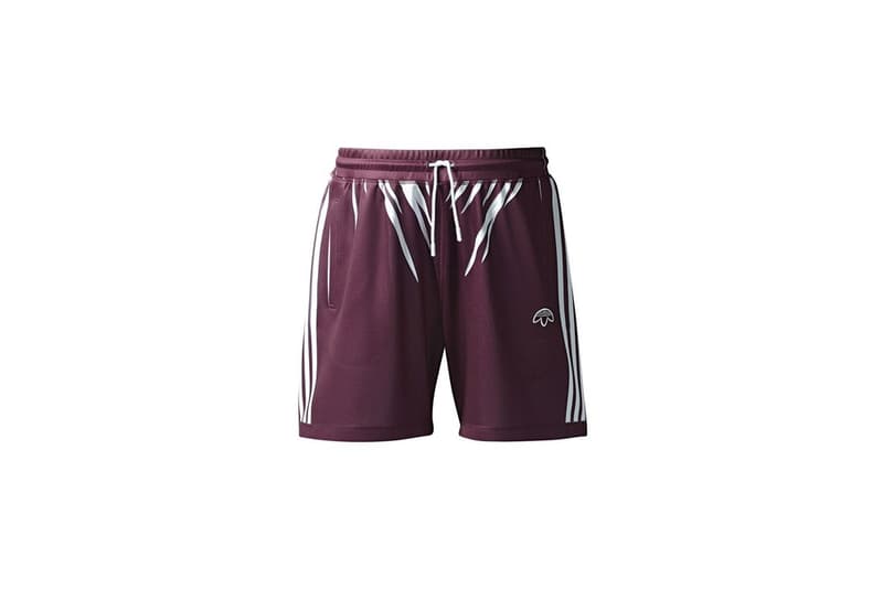 adidas Originals by Alexander Wang 最新コレクションの全貌が解禁 工場の検品作業をヒントに品質管理基準や出荷不良品などのアイディアをモチーフした独創的なスポーツウェアを展開 Alexander Wang(アレキサンダー・ワン)が〈adidas Originals(アディダス オリジナルス)〉と再びチームアップし、新たなコラボコレクションを制作した。“Season 3”の第1弾は、製品の製造時に起きてしまうミスや欠陥からアイディアを得ており、画質の荒いグラフィック、左右不対象のプリント、直せない皺など、通常では出荷不良となるようなミスを新たな品質基準として設定。半透明のポリウレタン製フード付きポンチョや、工場の検品作業の品質管理の時に使用されるスタンプを連想させるバックプリント入りのトラックジャケット、〈adidas Originals by Alexander Wang〉のアイコニックなロゴをサイドなどに配したスウェットセットアップなど、全13型を展開する。また、AW Bball Soccerと題したフットウェアは、〈adidas〉のサッカーシューズをプレミアムスエードで構成したアッパーと分厚いBoost™️ソールが特徴で、レースにはシューアクセサリーがループされている。 〈adidas Originals by Alexander Wang〉の“Season 3”第1弾は、〈adidas Originals〉と〈Alexander Wang〉の旗艦店とオンラインおよび厳選された一部リテーラーにて、4月21日(土)より発売開始。リリースに備えて、上のフォトギャラリーからアイテム一覧をチェックしてみてはいかがだろうか。 AWファンの方は、若き天才デザイナーが暮らす豪邸の室内を撮影した潜入ムービーもお見逃しなく。
