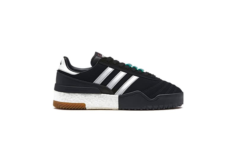 adidas Originals by Alexander Wang 最新コレクションの全貌が解禁 工場の検品作業をヒントに品質管理基準や出荷不良品などのアイディアをモチーフした独創的なスポーツウェアを展開 Alexander Wang(アレキサンダー・ワン)が〈adidas Originals(アディダス オリジナルス)〉と再びチームアップし、新たなコラボコレクションを制作した。“Season 3”の第1弾は、製品の製造時に起きてしまうミスや欠陥からアイディアを得ており、画質の荒いグラフィック、左右不対象のプリント、直せない皺など、通常では出荷不良となるようなミスを新たな品質基準として設定。半透明のポリウレタン製フード付きポンチョや、工場の検品作業の品質管理の時に使用されるスタンプを連想させるバックプリント入りのトラックジャケット、〈adidas Originals by Alexander Wang〉のアイコニックなロゴをサイドなどに配したスウェットセットアップなど、全13型を展開する。また、AW Bball Soccerと題したフットウェアは、〈adidas〉のサッカーシューズをプレミアムスエードで構成したアッパーと分厚いBoost™️ソールが特徴で、レースにはシューアクセサリーがループされている。 〈adidas Originals by Alexander Wang〉の“Season 3”第1弾は、〈adidas Originals〉と〈Alexander Wang〉の旗艦店とオンラインおよび厳選された一部リテーラーにて、4月21日(土)より発売開始。リリースに備えて、上のフォトギャラリーからアイテム一覧をチェックしてみてはいかがだろうか。 AWファンの方は、若き天才デザイナーが暮らす豪邸の室内を撮影した潜入ムービーもお見逃しなく。