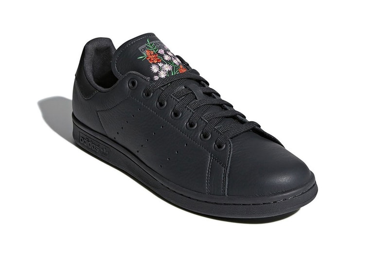 adidas Originals よりシュータンに花柄の刺繍を施した Stan Smith が登場 いつの時代でも色褪せない永遠の定番モデルが小粋なアップデート 直近の〈adidas（アディダス ）〉ブランドといえば、Boostテクノロジーに代表されるパフォーマンスシューズやKanye West（カニエ・ウェスト）、Pharrell Williams（ファレル・ウィリアムス）が牽引するコラボラインが脚光を浴びることが多いが、1971年の登場以来、時代を超えて愛される定番中の定番モデル・Stan Smithも負けてはいない。  ブラックのアッパーにブラックのソールを組み合わせた今回のシューズは、一見通常モデルに誤解されそうだが、ディテールに注目すると、アッパーには上質なタンブルレザーが使用され、タンのロゴ部分にフローラルモチーフが刺繍されている。このグリーン／レッド／ピンクから成る上品な花柄はオールブラックの外見に程良いコントラストを与えている。  現在のところ、発売に関する詳細は確認できていないので、 〈adidas〉及び同ブランド販売店からの情報を期待して待とう。 Sneaker スニーカー HYPEBEAST ハイプビースト