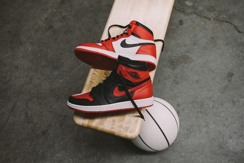 Nike より “Banned” と “Chicago” のドッキングモデル Air Jordan 1 “Homage to Home” が登場 テキスト＆ナンバリングを施した特別モデルと通常モデルからなる数量限定のAJ1をとくとご覧あれ Blue Moon Shattered Backboard Nike ナイキ Jordan Brand ジョーダン ブランド サンプルモデル Air Jordan 1 “Homage to Home” Banned Chicago 50:50 4月21日 5月19日 2,300足 テキスト ナンバリング 160ドル 約17,173円 HYPEBEAST ハイプビースト
