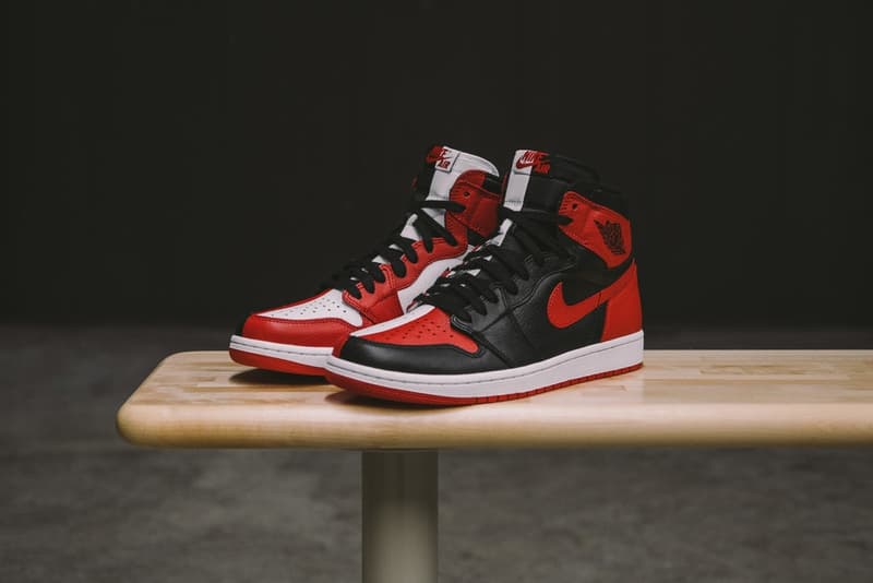 Nike より “Banned” と “Chicago” のドッキングモデル Air Jordan 1 “Homage to Home” が登場 テキスト＆ナンバリングを施した特別モデルと通常モデルからなる数量限定のAJ1をとくとご覧あれ Blue Moon Shattered Backboard Nike ナイキ Jordan Brand ジョーダン ブランド サンプルモデル Air Jordan 1 “Homage to Home” Banned Chicago 50:50 4月21日 5月19日 2,300足 テキスト ナンバリング 160ドル 約17,173円 HYPEBEAST ハイプビースト