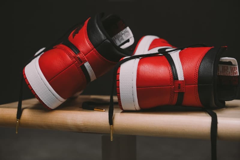 Nike より “Banned” と “Chicago” のドッキングモデル Air Jordan 1 “Homage to Home” が登場 テキスト&ナンバリングを施した特別モデルと通常モデルからなる数量限定のAJ1をとくとご覧あれ Blue Moon Shattered Backboard Nike ナイキ Jordan Brand ジョーダン ブランド サンプルモデル Air Jordan 1 “Homage to Home” Banned Chicago 50:50 4月21日 5月19日 2,300足 テキスト ナンバリング 160ドル 約17,173円 HYPEBEAST ハイプビースト