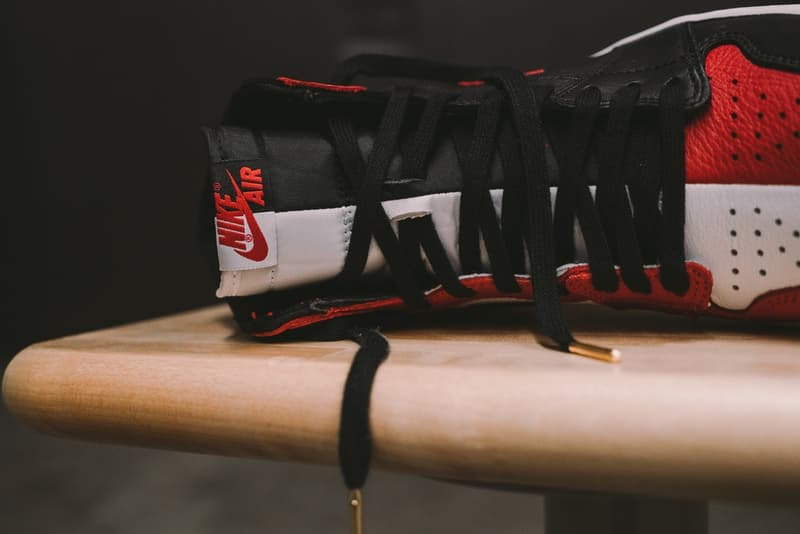 Nike より “Banned” と “Chicago” のドッキングモデル Air Jordan 1 “Homage to Home” が登場 テキスト＆ナンバリングを施した特別モデルと通常モデルからなる数量限定のAJ1をとくとご覧あれ Blue Moon Shattered Backboard Nike ナイキ Jordan Brand ジョーダン ブランド サンプルモデル Air Jordan 1 “Homage to Home” Banned Chicago 50:50 4月21日 5月19日 2,300足 テキスト ナンバリング 160ドル 約17,173円 HYPEBEAST ハイプビースト