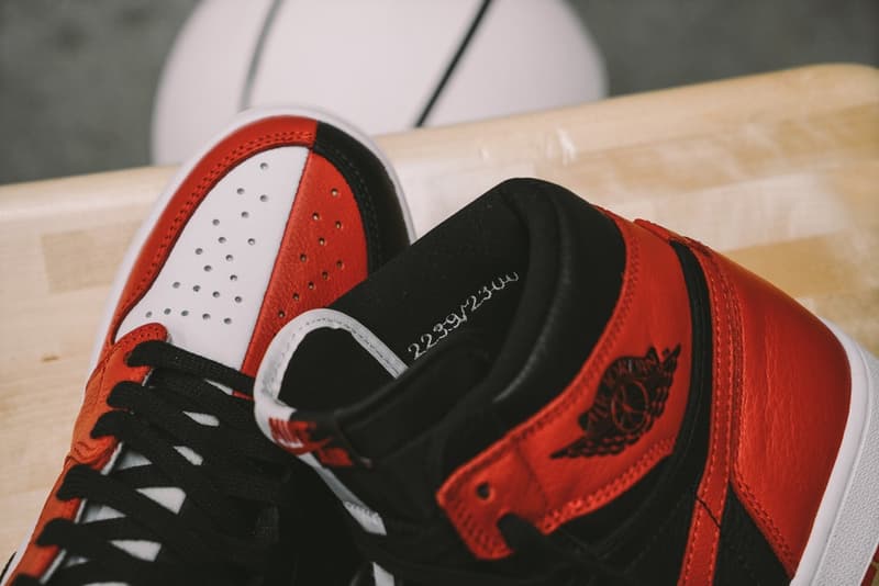 Nike より “Banned” と “Chicago” のドッキングモデル Air Jordan 1 “Homage to Home” が登場 テキスト＆ナンバリングを施した特別モデルと通常モデルからなる数量限定のAJ1をとくとご覧あれ Blue Moon Shattered Backboard Nike ナイキ Jordan Brand ジョーダン ブランド サンプルモデル Air Jordan 1 “Homage to Home” Banned Chicago 50:50 4月21日 5月19日 2,300足 テキスト ナンバリング 160ドル 約17,173円 HYPEBEAST ハイプビースト