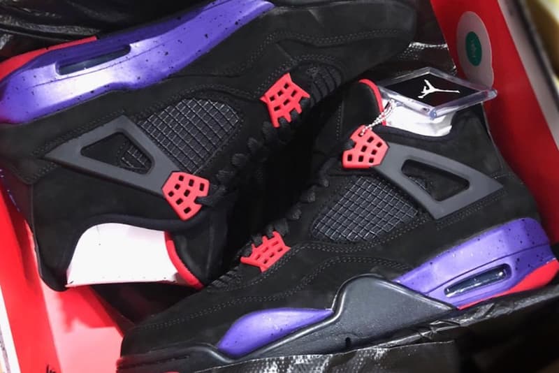 Air Jordan 4 “Raptors” のリークビジュアルが Drake の adidas 移籍の決定的証拠に？ スニーカーヘッズたちが見逃さなかった小さなディテールの変化とは…… 今月中旬にSNSでビジュアルがリークされたAir Jordan 4 Retro NRG “Raptors”だが、この一足にDrake（ドレイク）の〈adidas（アディダス）〉移籍の決定的証拠が隠されていることをスニーカーヘッズたちは見逃さなかった。  このAJ4はその名の通り、現在NBAプレーオフを戦うトロント・ラプターズのチームカラーを採用した一足である。ラプターズと言えば、Drizzyがこよなく愛し、彼自身がチーム大使を務めている球団。つまり、本作はDrake、そして彼が度々コラボレーションを展開してきた〈Jordan Brand（ジョーダン ブランド）〉、そしてラプターズのトリプルネームとしてリリースが計画されていた。  だが、それはどうやら“当初”の話しだったの模様。実は、このオリジナルモデルにはシュータンにDrakeの名前が刺繍されているのだが、最近リークされたものからはトロント出身の人気ラッパーのネームが取り除かれているという。これに注目したスニーカーヘッズたちは、この変更こそDrakeの〈Jordan Brand〉から〈adidas〉への禁断の移籍の決定的証拠だと推測しているのだ。  比較画像は、下のInstagramから。無論、シュータンに配したブラックのJumpmanロゴがサンプルで、紫のものが正式なものという可能性もあるので、詳細はブランドやDrakeからのアップデートを待とう。  NBA観戦中に暴言を吐きまくるDrakeにJohn Wall（ジョン・ウォール）が見せた皮肉めいた大人の対応もお見逃しなく。 HYPEBEAST スニーカー