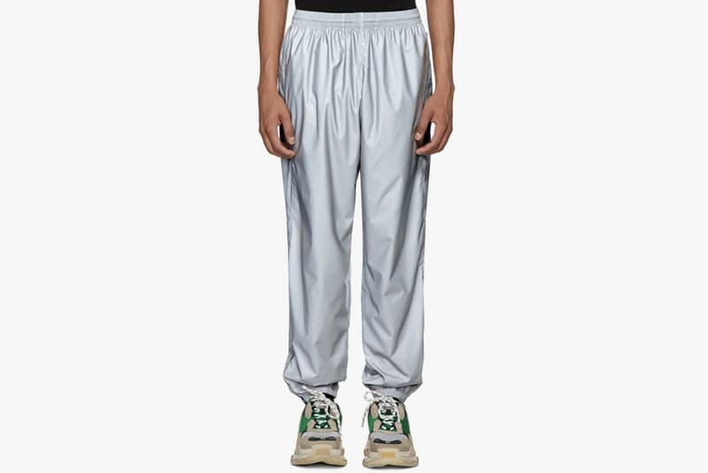 Balenciaga 2018年春夏コレクションのデリバリーアイテム第1弾を一挙公開 季節外れのダウンコートや“Bred”カラーを纏ったTriple Sの新型モデルなど、注目のコレクションピースが登場 第3四半期 3期連続 人気ブランドランキング Balenciaga バレンシアガ 1stドロップ キルティングダウンコート トラックジャケット ダメージデニム Bred Triple S LEATHER WALLET 二つ折り財布 SSENSE HYPEBEAST ハイプビースト