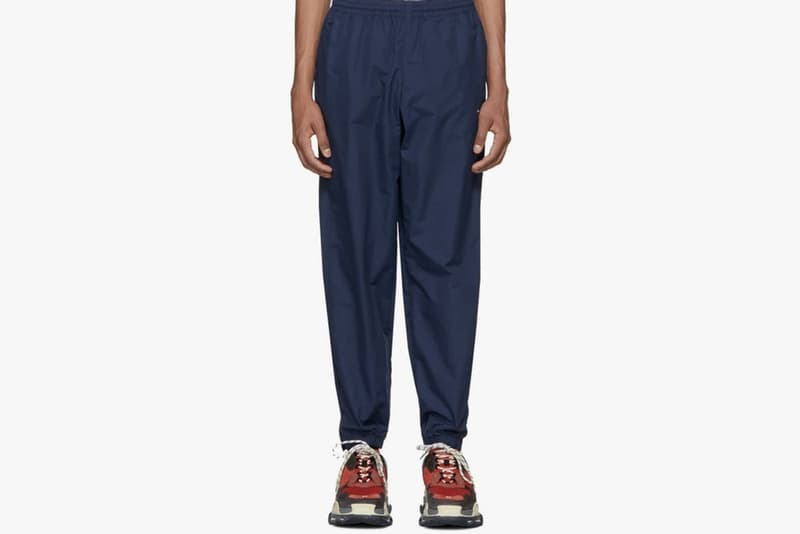 Balenciaga 2018年春夏コレクションのデリバリーアイテム第1弾を一挙公開 季節外れのダウンコートや“Bred”カラーを纏ったTriple Sの新型モデルなど、注目のコレクションピースが登場 第3四半期 3期連続 人気ブランドランキング Balenciaga バレンシアガ 1stドロップ キルティングダウンコート トラックジャケット ダメージデニム Bred Triple S LEATHER WALLET 二つ折り財布 SSENSE HYPEBEAST ハイプビースト