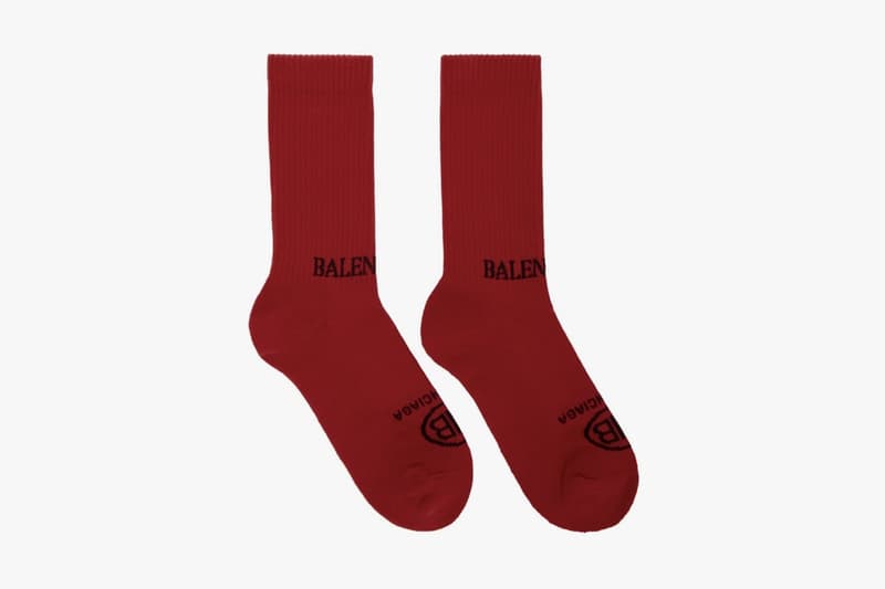 Balenciaga 2018年春夏コレクションのデリバリーアイテム第1弾を一挙公開 季節外れのダウンコートや“Bred”カラーを纏ったTriple Sの新型モデルなど、注目のコレクションピースが登場 第3四半期 3期連続 人気ブランドランキング Balenciaga バレンシアガ 1stドロップ キルティングダウンコート トラックジャケット ダメージデニム Bred Triple S LEATHER WALLET 二つ折り財布 SSENSE HYPEBEAST ハイプビースト