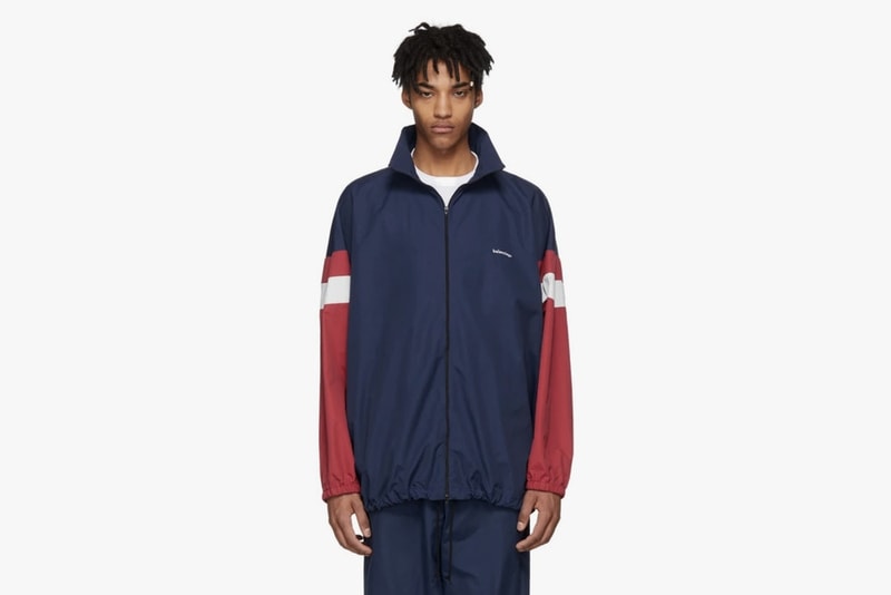 Balenciaga 2018年春夏コレクションのデリバリーアイテム第1弾を一挙公開 季節外れのダウンコートや“Bred”カラーを纏ったTriple Sの新型モデルなど、注目のコレクションピースが登場 第3四半期 3期連続 人気ブランドランキング Balenciaga バレンシアガ 1stドロップ キルティングダウンコート トラックジャケット ダメージデニム Bred Triple S LEATHER WALLET 二つ折り財布 SSENSE HYPEBEAST ハイプビースト