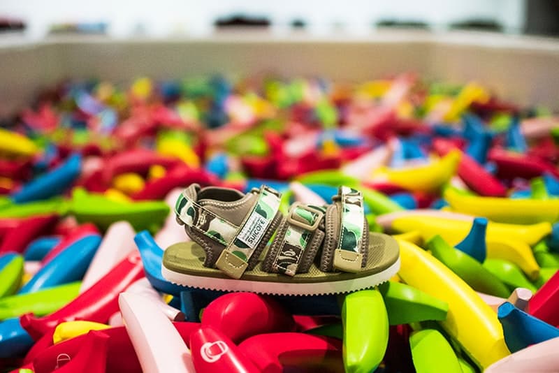 BAPE®️ x SUICOKE が夏の足元の主役を飾るコラボサンダルをリリース 最高の履き心地を提供する〈SUICOKE〉のオリジナルフッドベッドとBAPE CAMOが融合 〈Supreme（シュプリーム）〉とストリートの二大巨頭を分け合う〈BAPE®️（べイプ）〉が、本格的な夏の到来に先駆けて〈SUICOKE（スイコック）〉をパートナーに招聘し、コラボレーションサンダルをリリースする。無論、ソールには人が歩くときの力、支点をうまく利用し、ズレが生じて歩きづらさを感じないように独自開発された〈SUICOKE〉のオリジナルフッドベッドを採用。シャワーサンダルタイプのKAWとホールド力の高いKISEEをメンズ、レディース、キッズの3ラインで展開する今回のコラボレーションでは、テープ部分を〈BAPE®️〉の代名詞であるBAPE CAMOでカスタマイズしている。  各サンダルは〈A BATHING APE®〉正規取扱い店舗にて、5月5日（土）より発売開始。  あわせて、〈BAPE®️〉と『PORTER STAND』のコラボ企画“TRUNK SHOW”の情報もお見逃しなく。 HYPEBEAST