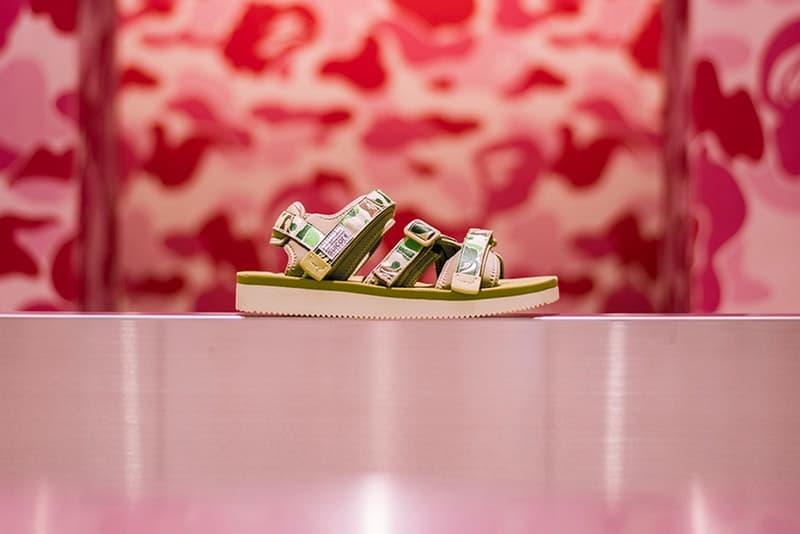 BAPE®️ x SUICOKE が夏の足元の主役を飾るコラボサンダルをリリース 最高の履き心地を提供する〈SUICOKE〉のオリジナルフッドベッドとBAPE CAMOが融合 〈Supreme（シュプリーム）〉とストリートの二大巨頭を分け合う〈BAPE®️（べイプ）〉が、本格的な夏の到来に先駆けて〈SUICOKE（スイコック）〉をパートナーに招聘し、コラボレーションサンダルをリリースする。無論、ソールには人が歩くときの力、支点をうまく利用し、ズレが生じて歩きづらさを感じないように独自開発された〈SUICOKE〉のオリジナルフッドベッドを採用。シャワーサンダルタイプのKAWとホールド力の高いKISEEをメンズ、レディース、キッズの3ラインで展開する今回のコラボレーションでは、テープ部分を〈BAPE®️〉の代名詞であるBAPE CAMOでカスタマイズしている。  各サンダルは〈A BATHING APE®〉正規取扱い店舗にて、5月5日（土）より発売開始。  あわせて、〈BAPE®️〉と『PORTER STAND』のコラボ企画“TRUNK SHOW”の情報もお見逃しなく。 HYPEBEAST