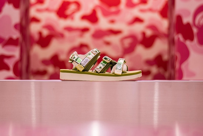 BAPE®️ x SUICOKE が夏の足元の主役を飾るコラボサンダルをリリース 最高の履き心地を提供する〈SUICOKE〉のオリジナルフッドベッドとBAPE CAMOが融合 〈Supreme（シュプリーム）〉とストリートの二大巨頭を分け合う〈BAPE®️（べイプ）〉が、本格的な夏の到来に先駆けて〈SUICOKE（スイコック）〉をパートナーに招聘し、コラボレーションサンダルをリリースする。無論、ソールには人が歩くときの力、支点をうまく利用し、ズレが生じて歩きづらさを感じないように独自開発された〈SUICOKE〉のオリジナルフッドベッドを採用。シャワーサンダルタイプのKAWとホールド力の高いKISEEをメンズ、レディース、キッズの3ラインで展開する今回のコラボレーションでは、テープ部分を〈BAPE®️〉の代名詞であるBAPE CAMOでカスタマイズしている。  各サンダルは〈A BATHING APE®〉正規取扱い店舗にて、5月5日（土）より発売開始。  あわせて、〈BAPE®️〉と『PORTER STAND』のコラボ企画“TRUNK SHOW”の情報もお見逃しなく。 HYPEBEAST