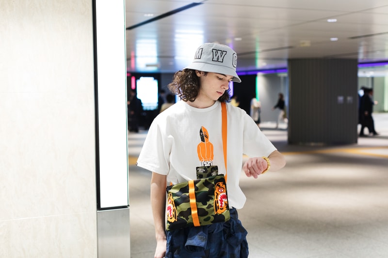 BAPE®️ x PORTER STAND のコラボ企画 “TRUNK SHOW” の情報が解禁 BAPE® CAMO GREENと『PORTER STAND』のテーマカラーであるオレンジが融合した格別なアイテム全12型が登場 説明不要の世界的ストリートブランド〈A BATHING APE®（ア ベイシング エイプ）〉 の25周年と、世界中から愛され続けている吉田カバンのコンセプトショップ『PORTER STAND』の品川駅店オープン4周年を記念して、アニバーサリーコラボレーション企画“TRUNK SHOW”の開催が決定。BAPE® CAMO GREENと『PORTER STAND』のテーマカラーであるオレンジを貴重とした本コラボでは、スノーボードジャケット、MA-1、Tシャツ2種類に加え、Tシャツとショルダートートのセットやウエストバッグ、デイパック、ヘルメットバッグ、トラベルケース、サコッシュ、ミニウォレット、キーケースなど、〈PORTER（ポーター）〉の真髄であるラゲージ類も豊富に展開される。  互いのアイデンティティであるプロダクトを融合した格別な全12型のアイテムは、『PORTER STAND』の品川駅店および東京駅店において、第1弾が4月25日（水）、第2弾が5月19日（土）より先行発売開始。また、『BAPEXCLUSIVE™』の青山、京都、『BAPE STORE® DSM銀座』、そして、『BAPE.COM』では6月16日（土）より全アイテムを一斉リリースするようだ。アイテム一覧ならびに詳細は、こちらからご確認を。  無論、〈Anti Social Social Club（アンチ ソーシャル ソーシャル クラブ）〉x〈BAPE®️〉もお買い逃しのないように。