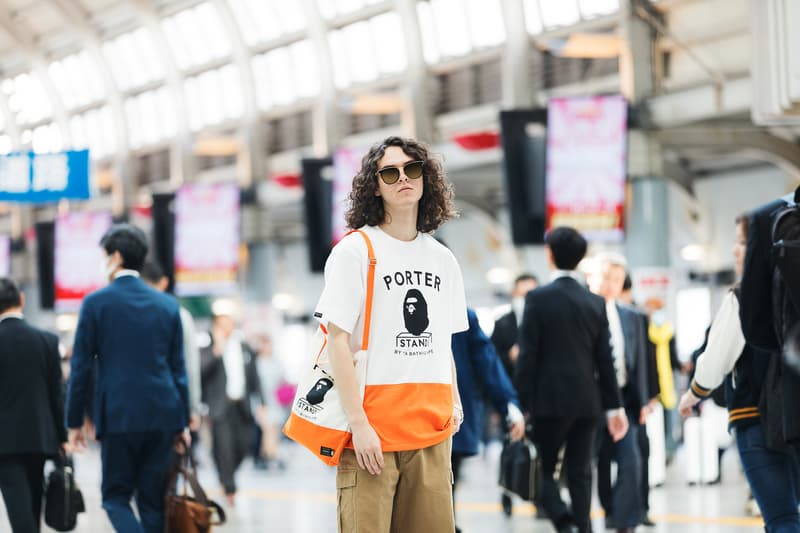 BAPE®️ x PORTER STAND のコラボ企画 “TRUNK SHOW” の情報が解禁 BAPE® CAMO GREENと『PORTER STAND』のテーマカラーであるオレンジが融合した格別なアイテム全12型が登場 説明不要の世界的ストリートブランド〈A BATHING APE®（ア ベイシング エイプ）〉 の25周年と、世界中から愛され続けている吉田カバンのコンセプトショップ『PORTER STAND』の品川駅店オープン4周年を記念して、アニバーサリーコラボレーション企画“TRUNK SHOW”の開催が決定。BAPE® CAMO GREENと『PORTER STAND』のテーマカラーであるオレンジを貴重とした本コラボでは、スノーボードジャケット、MA-1、Tシャツ2種類に加え、Tシャツとショルダートートのセットやウエストバッグ、デイパック、ヘルメットバッグ、トラベルケース、サコッシュ、ミニウォレット、キーケースなど、〈PORTER（ポーター）〉の真髄であるラゲージ類も豊富に展開される。  互いのアイデンティティであるプロダクトを融合した格別な全12型のアイテムは、『PORTER STAND』の品川駅店および東京駅店において、第1弾が4月25日（水）、第2弾が5月19日（土）より先行発売開始。また、『BAPEXCLUSIVE™』の青山、京都、『BAPE STORE® DSM銀座』、そして、『BAPE.COM』では6月16日（土）より全アイテムを一斉リリースするようだ。アイテム一覧ならびに詳細は、こちらからご確認を。  無論、〈Anti Social Social Club（アンチ ソーシャル ソーシャル クラブ）〉x〈BAPE®️〉もお買い逃しのないように。