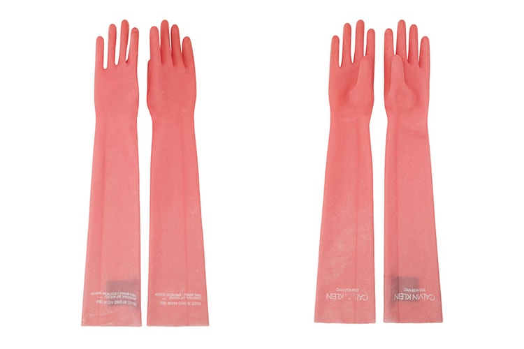 Calvin Klein 205W39NYC がピンクのラバー製ロング手袋をリリース