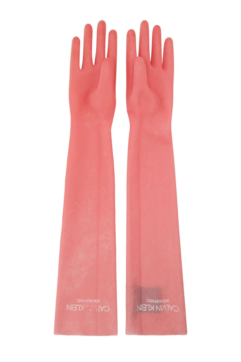 〈Supreme（シュプリーム）〉の商法に感化されてか、近年、ラグジュアリーブランドは斬新なアクセサリー展開でトピックメイキングに励んでいる。その最たる例がDemna Gvasalia（デムナ・ヴァザリア）率いる〈Vetements（ヴェトモン）〉と〈Balenciaga（バレンシアガ）〉だが、彼の独走を天才デザイナー Raf Simons（ラフ・シモンズ）が阻むかもしれない。  ベルギー人デザイナーが手がける〈Calvin Klein 205W39NYC（カルバン クライン 205W39NYC）〉から登場したのは、ラバーのロング手袋。カラーはローズピンクで、そこには白字でブランドロゴとテキストがプリントされている。100%合成ラバー、アメリカ製、一見どこにも特別な要素はなさそうだが……それでも価格は44,000円（税込）。ちなみに、『SSENSE』ではオペラグローブのようなコーディネートを推奨しているので、気になる方はこちらから。  あわせて、Rafが初めて挑んだ〈Calvin Klein〉の最新アイウェアコレクションもチェックしてみてはいかがだろうか。Calvin Klein 205W39NYC がピンクのラバー製ロング手袋をリリース プライスを知ったら驚愕すること間違いなし