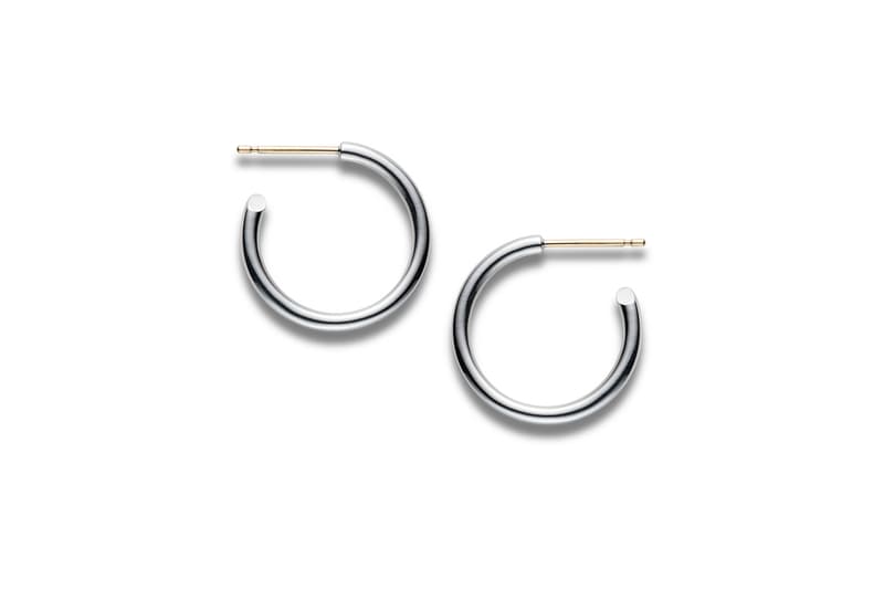 洗練されたデザインで人気急騰中のピアスメーカー CAREERING の2018年春夏コレクション  無垢な曲線美とシャープなエッジラインが印象的なPLACEBOに加えて、〈DELUXE〉や野村訓市とのコラボピースもラインアップ 2016年設立という若さにもかかわらず、〈fragment design（フラグメント デザイン）〉や〈WACKO MARIA（ワコ マリア）〉といったストリートの一流ブランドとのコラボレーションを成功させ、一躍アクセサリー界の注目の的となったピアスブランド〈CAREERING（キャリアリング）〉より、2018年春夏シーズンの主要コレクション情報が到着した。ちなみに、〈CAREERING〉とは、馬車の轍を“CAREER”と呼ぶことから、轍を作り続け、常に進化し、自分の道を進み続けるという意味が込められ、語尾の“RING”はフープピアスや繋がりの輪を表現している。そんなは松田翔太がアートディレクションに携わり、クリーンでフレッシュな世界観を演出している気鋭ブランドの新シーズンは、金属そのものの美しさが際立つ無垢な曲線美に、 刀で斬りとった様なシャープなエッジラインがアイコニックなフープピアス、PLACEBOがメインコレクション。ポスト部分は金属アレルギーを最大限考慮した18金を採用しており、ボールドな301Fとともに華奢で内径違いなものを501Tと701Tで2サイズ用意している。また、STARDUSTと題した星型のものは、ブランド設立15周年を迎えた東京ストリートテーラーこと〈DELUXE（デラックス）〉とのコラボレーションモデル。一方、ピースマークを模したMIDNIGHTCOWBOYは、「TRIPSTER」の代表としても知られるマルチクリエイター、野村訓市が若いときにずっとしていて気づいたらなくなってしまったピアスを再現したモデルだ。  また、愛用者のために、洗浄液、ピンセット、セーム革がセットになったクリーニングキットも展開。〈CAREERING〉の2018年春夏コレクションは、現在『careering.jp』ならびにブランドの取扱店舗にて販売中だ。  『HYPEBEAST』がお届けする最新ファッションニュースもあわせてご確認を。