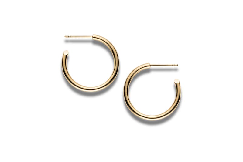 洗練されたデザインで人気急騰中のピアスメーカー CAREERING の2018年春夏コレクション  無垢な曲線美とシャープなエッジラインが印象的なPLACEBOに加えて、〈DELUXE〉や野村訓市とのコラボピースもラインアップ 2016年設立という若さにもかかわらず、〈fragment design（フラグメント デザイン）〉や〈WACKO MARIA（ワコ マリア）〉といったストリートの一流ブランドとのコラボレーションを成功させ、一躍アクセサリー界の注目の的となったピアスブランド〈CAREERING（キャリアリング）〉より、2018年春夏シーズンの主要コレクション情報が到着した。ちなみに、〈CAREERING〉とは、馬車の轍を“CAREER”と呼ぶことから、轍を作り続け、常に進化し、自分の道を進み続けるという意味が込められ、語尾の“RING”はフープピアスや繋がりの輪を表現している。そんなは松田翔太がアートディレクションに携わり、クリーンでフレッシュな世界観を演出している気鋭ブランドの新シーズンは、金属そのものの美しさが際立つ無垢な曲線美に、 刀で斬りとった様なシャープなエッジラインがアイコニックなフープピアス、PLACEBOがメインコレクション。ポスト部分は金属アレルギーを最大限考慮した18金を採用しており、ボールドな301Fとともに華奢で内径違いなものを501Tと701Tで2サイズ用意している。また、STARDUSTと題した星型のものは、ブランド設立15周年を迎えた東京ストリートテーラーこと〈DELUXE（デラックス）〉とのコラボレーションモデル。一方、ピースマークを模したMIDNIGHTCOWBOYは、「TRIPSTER」の代表としても知られるマルチクリエイター、野村訓市が若いときにずっとしていて気づいたらなくなってしまったピアスを再現したモデルだ。  また、愛用者のために、洗浄液、ピンセット、セーム革がセットになったクリーニングキットも展開。〈CAREERING〉の2018年春夏コレクションは、現在『careering.jp』ならびにブランドの取扱店舗にて販売中だ。  『HYPEBEAST』がお届けする最新ファッションニュースもあわせてご確認を。