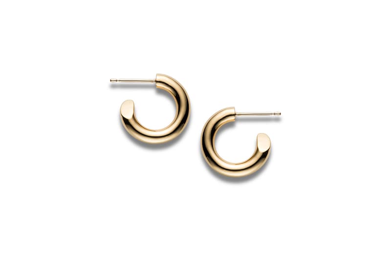 洗練されたデザインで人気急騰中のピアスメーカー CAREERING の2018年春夏コレクション  無垢な曲線美とシャープなエッジラインが印象的なPLACEBOに加えて、〈DELUXE〉や野村訓市とのコラボピースもラインアップ 2016年設立という若さにもかかわらず、〈fragment design（フラグメント デザイン）〉や〈WACKO MARIA（ワコ マリア）〉といったストリートの一流ブランドとのコラボレーションを成功させ、一躍アクセサリー界の注目の的となったピアスブランド〈CAREERING（キャリアリング）〉より、2018年春夏シーズンの主要コレクション情報が到着した。ちなみに、〈CAREERING〉とは、馬車の轍を“CAREER”と呼ぶことから、轍を作り続け、常に進化し、自分の道を進み続けるという意味が込められ、語尾の“RING”はフープピアスや繋がりの輪を表現している。そんなは松田翔太がアートディレクションに携わり、クリーンでフレッシュな世界観を演出している気鋭ブランドの新シーズンは、金属そのものの美しさが際立つ無垢な曲線美に、 刀で斬りとった様なシャープなエッジラインがアイコニックなフープピアス、PLACEBOがメインコレクション。ポスト部分は金属アレルギーを最大限考慮した18金を採用しており、ボールドな301Fとともに華奢で内径違いなものを501Tと701Tで2サイズ用意している。また、STARDUSTと題した星型のものは、ブランド設立15周年を迎えた東京ストリートテーラーこと〈DELUXE（デラックス）〉とのコラボレーションモデル。一方、ピースマークを模したMIDNIGHTCOWBOYは、「TRIPSTER」の代表としても知られるマルチクリエイター、野村訓市が若いときにずっとしていて気づいたらなくなってしまったピアスを再現したモデルだ。  また、愛用者のために、洗浄液、ピンセット、セーム革がセットになったクリーニングキットも展開。〈CAREERING〉の2018年春夏コレクションは、現在『careering.jp』ならびにブランドの取扱店舗にて販売中だ。  『HYPEBEAST』がお届けする最新ファッションニュースもあわせてご確認を。