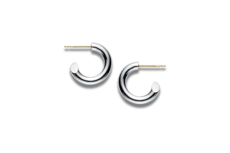 洗練されたデザインで人気急騰中のピアスメーカー CAREERING の2018年春夏コレクション  無垢な曲線美とシャープなエッジラインが印象的なPLACEBOに加えて、〈DELUXE〉や野村訓市とのコラボピースもラインアップ 2016年設立という若さにもかかわらず、〈fragment design（フラグメント デザイン）〉や〈WACKO MARIA（ワコ マリア）〉といったストリートの一流ブランドとのコラボレーションを成功させ、一躍アクセサリー界の注目の的となったピアスブランド〈CAREERING（キャリアリング）〉より、2018年春夏シーズンの主要コレクション情報が到着した。ちなみに、〈CAREERING〉とは、馬車の轍を“CAREER”と呼ぶことから、轍を作り続け、常に進化し、自分の道を進み続けるという意味が込められ、語尾の“RING”はフープピアスや繋がりの輪を表現している。そんなは松田翔太がアートディレクションに携わり、クリーンでフレッシュな世界観を演出している気鋭ブランドの新シーズンは、金属そのものの美しさが際立つ無垢な曲線美に、 刀で斬りとった様なシャープなエッジラインがアイコニックなフープピアス、PLACEBOがメインコレクション。ポスト部分は金属アレルギーを最大限考慮した18金を採用しており、ボールドな301Fとともに華奢で内径違いなものを501Tと701Tで2サイズ用意している。また、STARDUSTと題した星型のものは、ブランド設立15周年を迎えた東京ストリートテーラーこと〈DELUXE（デラックス）〉とのコラボレーションモデル。一方、ピースマークを模したMIDNIGHTCOWBOYは、「TRIPSTER」の代表としても知られるマルチクリエイター、野村訓市が若いときにずっとしていて気づいたらなくなってしまったピアスを再現したモデルだ。  また、愛用者のために、洗浄液、ピンセット、セーム革がセットになったクリーニングキットも展開。〈CAREERING〉の2018年春夏コレクションは、現在『careering.jp』ならびにブランドの取扱店舗にて販売中だ。  『HYPEBEAST』がお届けする最新ファッションニュースもあわせてご確認を。