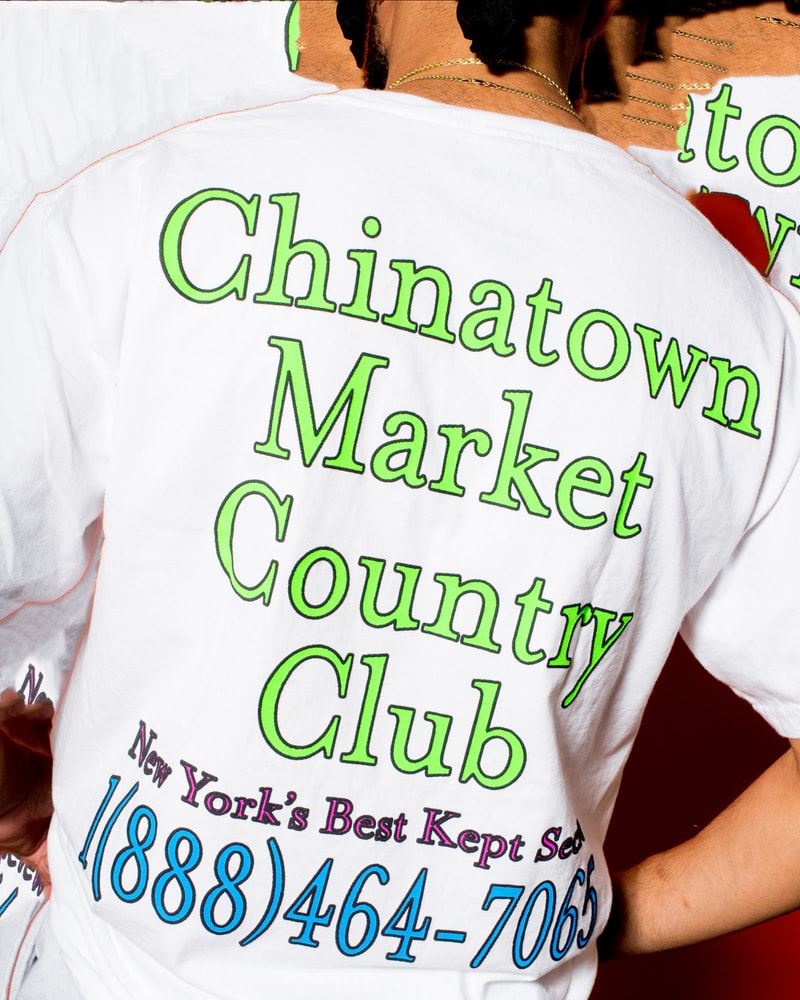 主役級のTシャツが多数登場する Chinatown Market 2018年春コレクション 伝説のラッパーたちのマッシュアップから『東急ハンズ』のブートレグまで一癖あるプリントが購買意欲を駆り立てる Mike Cherman（マイク・シャーマン）の変化球的なギミックが毎度購買意欲を駆り立てる新鋭LAレーベル〈Chinatown Market（チャイナタウン マーケット）〉が、2018年春コレクションをローンチした。厳しい寒さも過ぎ去ったということで、今季はTシャツが豊富にラインアップ。特にKanye West（カニエ・ウェスト）の息子、Saint（セイント）君の名前をプリントしたものや、Wu-Tang Clan（ウータン・クラン）、N.W.A.（エヌ・ダブリュ・エー）、The Notorious B.I.G.（ノトーリアス・B.I.G.）のマッシュアップデザイン、今年3月に亡くなったHawking（ホーキング）博士へのトリビュート、『東急ハンズ』のブートレグなど、そのバラエティからはMikeのカルチャーに対する幅の広さが伺える。また、盟友〈PLEASURES（プレジャーズ）〉や、香港の新鋭レーベル〈OKOKOK（オーケーオーケーオーケー）〉とのコラボレーションに加えてフーディも数種類展開され、オンラインストアは頭を悩ませるレイアウトに。本格的な夏の到来に先駆けて、その世界観を反映させたルックブックから気になる一着を探してみてはいかがだろうか。  また、Mikeの来日中に『HYPEBEAST』が敢行したストリートスナップ＆ゲリラインタビューもお見逃しなく。