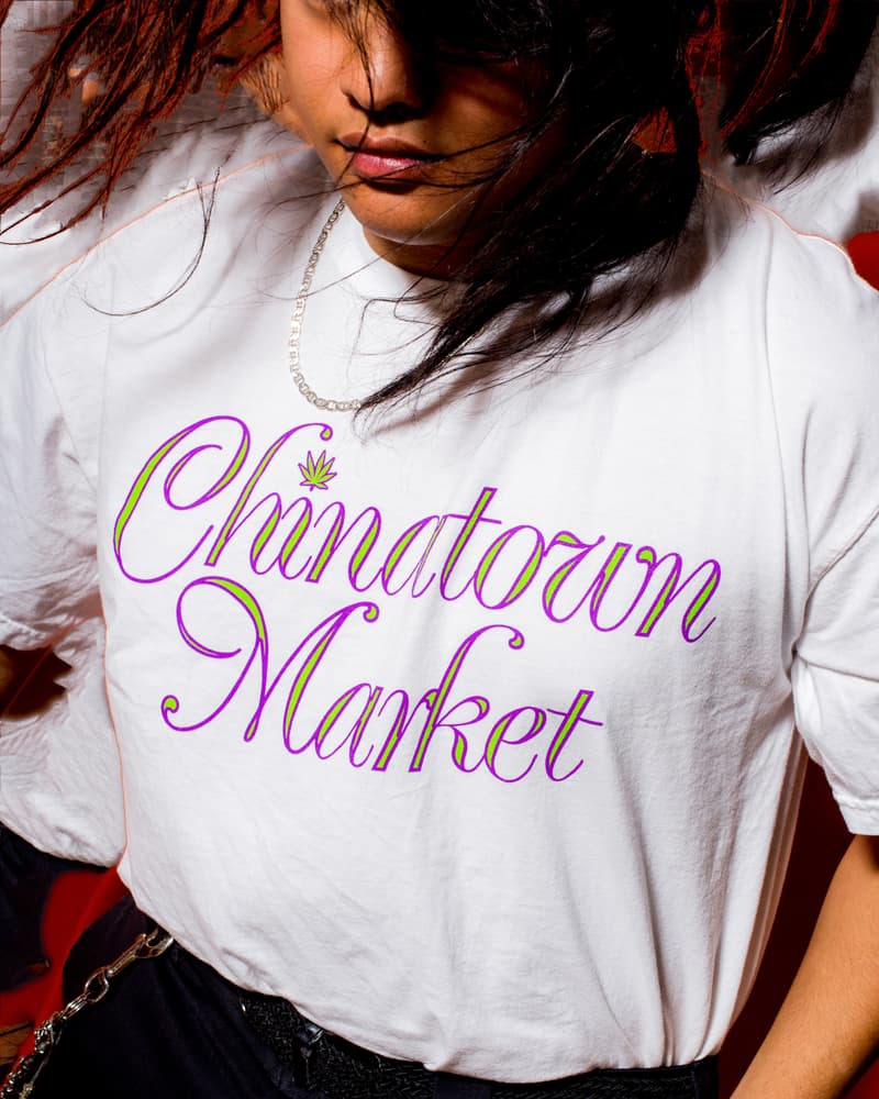 主役級のTシャツが多数登場する Chinatown Market 2018年春コレクション 伝説のラッパーたちのマッシュアップから『東急ハンズ』のブートレグまで一癖あるプリントが購買意欲を駆り立てる Mike Cherman(マイク・シャーマン)の変化球的なギミックが毎度購買意欲を駆り立てる新鋭LAレーベル〈Chinatown Market(チャイナタウン マーケット)〉が、2018年春コレクションをローンチした。厳しい寒さも過ぎ去ったということで、今季はTシャツが豊富にラインアップ。特にKanye West(カニエ・ウェスト)の息子、Saint(セイント)君の名前をプリントしたものや、Wu-Tang Clan(ウータン・クラン)、N.W.A.(エヌ・ダブリュ・エー)、The Notorious B.I.G.(ノトーリアス・B.I.G.)のマッシュアップデザイン、今年3月に亡くなったHawking(ホーキング)博士へのトリビュート、『東急ハンズ』のブートレグなど、そのバラエティからはMikeのカルチャーに対する幅の広さが伺える。また、盟友〈PLEASURES(プレジャーズ)〉や、香港の新鋭レーベル〈OKOKOK(オーケーオーケーオーケー)〉とのコラボレーションに加えてフーディも数種類展開され、オンラインストアは頭を悩ませるレイアウトに。本格的な夏の到来に先駆けて、その世界観を反映させたルックブックから気になる一着を探してみてはいかがだろうか。 また、Mikeの来日中に『HYPEBEAST』が敢行したストリートスナップ&ゲリラインタビューもお見逃しなく。