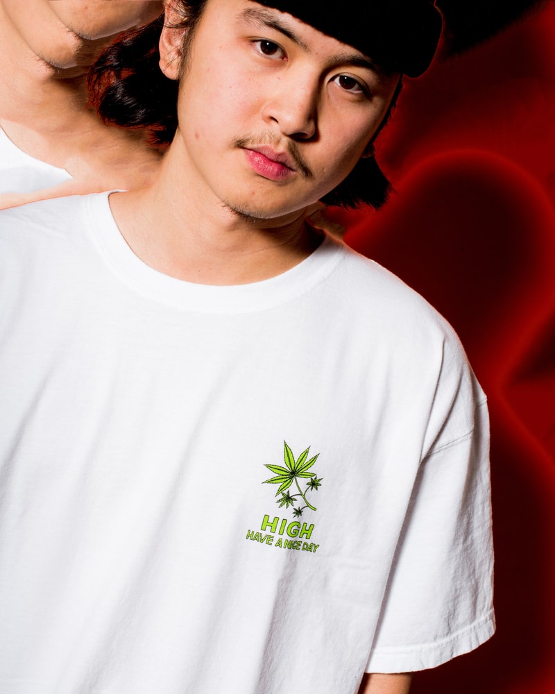 主役級のTシャツが多数登場する Chinatown Market 2018年春コレクション 伝説のラッパーたちのマッシュアップから『東急ハンズ』のブートレグまで一癖あるプリントが購買意欲を駆り立てる Mike Cherman（マイク・シャーマン）の変化球的なギミックが毎度購買意欲を駆り立てる新鋭LAレーベル〈Chinatown Market（チャイナタウン マーケット）〉が、2018年春コレクションをローンチした。厳しい寒さも過ぎ去ったということで、今季はTシャツが豊富にラインアップ。特にKanye West（カニエ・ウェスト）の息子、Saint（セイント）君の名前をプリントしたものや、Wu-Tang Clan（ウータン・クラン）、N.W.A.（エヌ・ダブリュ・エー）、The Notorious B.I.G.（ノトーリアス・B.I.G.）のマッシュアップデザイン、今年3月に亡くなったHawking（ホーキング）博士へのトリビュート、『東急ハンズ』のブートレグなど、そのバラエティからはMikeのカルチャーに対する幅の広さが伺える。また、盟友〈PLEASURES（プレジャーズ）〉や、香港の新鋭レーベル〈OKOKOK（オーケーオーケーオーケー）〉とのコラボレーションに加えてフーディも数種類展開され、オンラインストアは頭を悩ませるレイアウトに。本格的な夏の到来に先駆けて、その世界観を反映させたルックブックから気になる一着を探してみてはいかがだろうか。  また、Mikeの来日中に『HYPEBEAST』が敢行したストリートスナップ＆ゲリラインタビューもお見逃しなく。