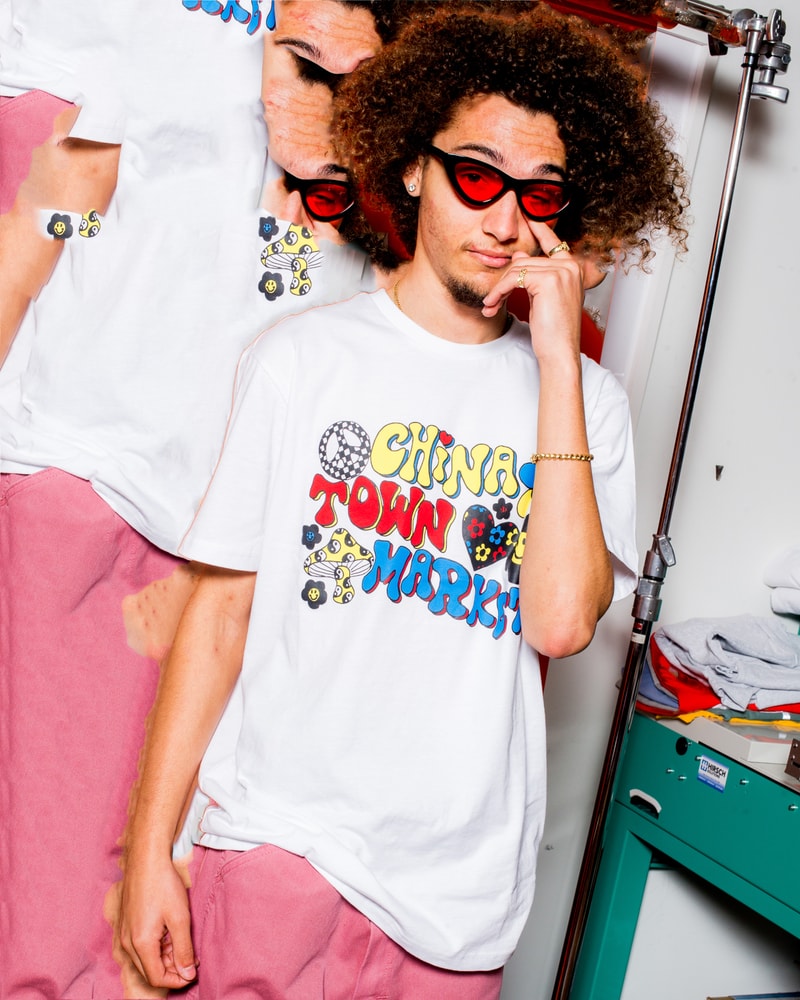 主役級のTシャツが多数登場する Chinatown Market 2018年春コレクション 伝説のラッパーたちのマッシュアップから『東急ハンズ』のブートレグまで一癖あるプリントが購買意欲を駆り立てる Mike Cherman（マイク・シャーマン）の変化球的なギミックが毎度購買意欲を駆り立てる新鋭LAレーベル〈Chinatown Market（チャイナタウン マーケット）〉が、2018年春コレクションをローンチした。厳しい寒さも過ぎ去ったということで、今季はTシャツが豊富にラインアップ。特にKanye West（カニエ・ウェスト）の息子、Saint（セイント）君の名前をプリントしたものや、Wu-Tang Clan（ウータン・クラン）、N.W.A.（エヌ・ダブリュ・エー）、The Notorious B.I.G.（ノトーリアス・B.I.G.）のマッシュアップデザイン、今年3月に亡くなったHawking（ホーキング）博士へのトリビュート、『東急ハンズ』のブートレグなど、そのバラエティからはMikeのカルチャーに対する幅の広さが伺える。また、盟友〈PLEASURES（プレジャーズ）〉や、香港の新鋭レーベル〈OKOKOK（オーケーオーケーオーケー）〉とのコラボレーションに加えてフーディも数種類展開され、オンラインストアは頭を悩ませるレイアウトに。本格的な夏の到来に先駆けて、その世界観を反映させたルックブックから気になる一着を探してみてはいかがだろうか。  また、Mikeの来日中に『HYPEBEAST』が敢行したストリートスナップ＆ゲリラインタビューもお見逃しなく。