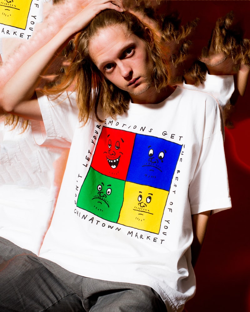 主役級のTシャツが多数登場する Chinatown Market 2018年春コレクション 伝説のラッパーたちのマッシュアップから『東急ハンズ』のブートレグまで一癖あるプリントが購買意欲を駆り立てる Mike Cherman（マイク・シャーマン）の変化球的なギミックが毎度購買意欲を駆り立てる新鋭LAレーベル〈Chinatown Market（チャイナタウン マーケット）〉が、2018年春コレクションをローンチした。厳しい寒さも過ぎ去ったということで、今季はTシャツが豊富にラインアップ。特にKanye West（カニエ・ウェスト）の息子、Saint（セイント）君の名前をプリントしたものや、Wu-Tang Clan（ウータン・クラン）、N.W.A.（エヌ・ダブリュ・エー）、The Notorious B.I.G.（ノトーリアス・B.I.G.）のマッシュアップデザイン、今年3月に亡くなったHawking（ホーキング）博士へのトリビュート、『東急ハンズ』のブートレグなど、そのバラエティからはMikeのカルチャーに対する幅の広さが伺える。また、盟友〈PLEASURES（プレジャーズ）〉や、香港の新鋭レーベル〈OKOKOK（オーケーオーケーオーケー）〉とのコラボレーションに加えてフーディも数種類展開され、オンラインストアは頭を悩ませるレイアウトに。本格的な夏の到来に先駆けて、その世界観を反映させたルックブックから気になる一着を探してみてはいかがだろうか。  また、Mikeの来日中に『HYPEBEAST』が敢行したストリートスナップ＆ゲリラインタビューもお見逃しなく。