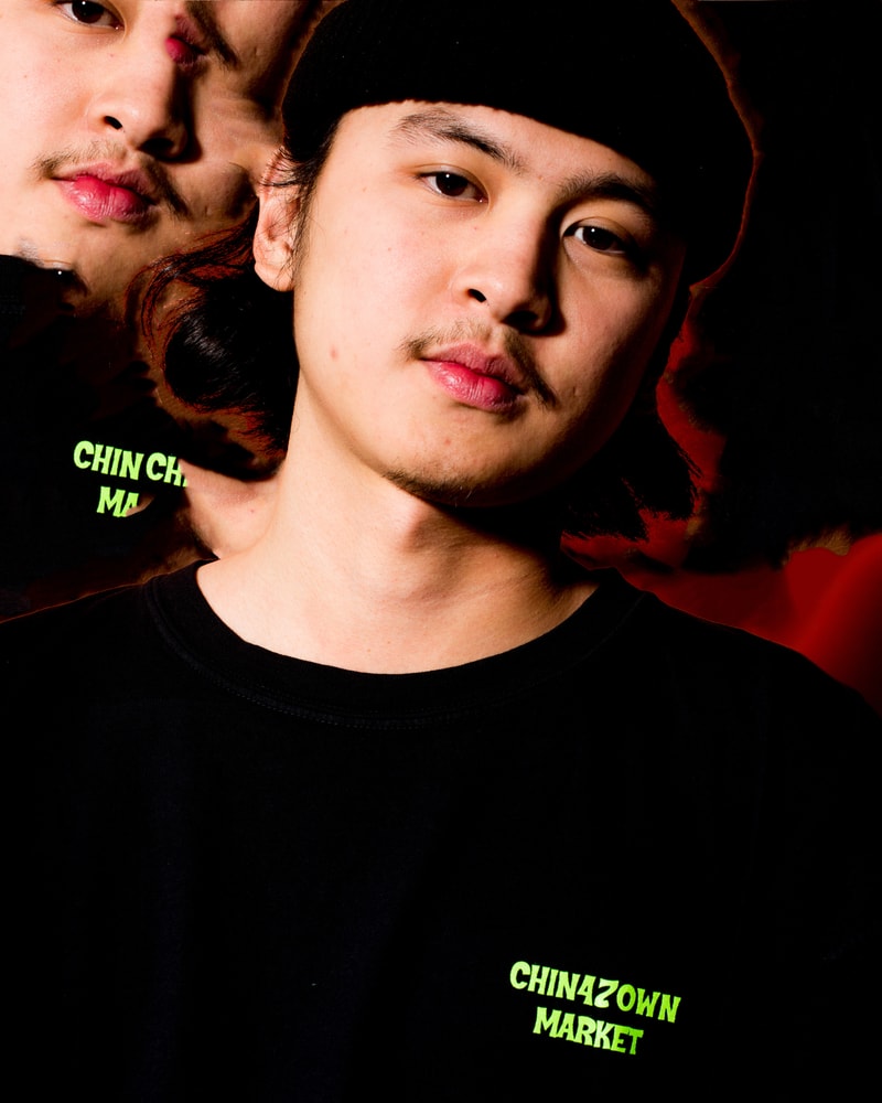 主役級のTシャツが多数登場する Chinatown Market 2018年春コレクション 伝説のラッパーたちのマッシュアップから『東急ハンズ』のブートレグまで一癖あるプリントが購買意欲を駆り立てる Mike Cherman（マイク・シャーマン）の変化球的なギミックが毎度購買意欲を駆り立てる新鋭LAレーベル〈Chinatown Market（チャイナタウン マーケット）〉が、2018年春コレクションをローンチした。厳しい寒さも過ぎ去ったということで、今季はTシャツが豊富にラインアップ。特にKanye West（カニエ・ウェスト）の息子、Saint（セイント）君の名前をプリントしたものや、Wu-Tang Clan（ウータン・クラン）、N.W.A.（エヌ・ダブリュ・エー）、The Notorious B.I.G.（ノトーリアス・B.I.G.）のマッシュアップデザイン、今年3月に亡くなったHawking（ホーキング）博士へのトリビュート、『東急ハンズ』のブートレグなど、そのバラエティからはMikeのカルチャーに対する幅の広さが伺える。また、盟友〈PLEASURES（プレジャーズ）〉や、香港の新鋭レーベル〈OKOKOK（オーケーオーケーオーケー）〉とのコラボレーションに加えてフーディも数種類展開され、オンラインストアは頭を悩ませるレイアウトに。本格的な夏の到来に先駆けて、その世界観を反映させたルックブックから気になる一着を探してみてはいかがだろうか。  また、Mikeの来日中に『HYPEBEAST』が敢行したストリートスナップ＆ゲリラインタビューもお見逃しなく。