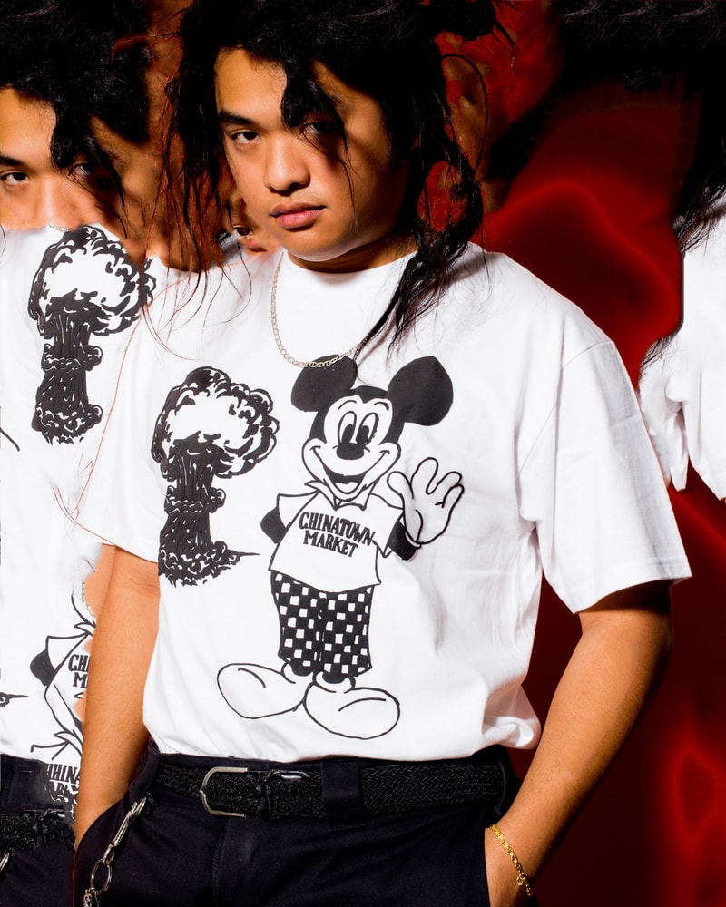主役級のTシャツが多数登場する Chinatown Market 2018年春コレクション 伝説のラッパーたちのマッシュアップから『東急ハンズ』のブートレグまで一癖あるプリントが購買意欲を駆り立てる Mike Cherman（マイク・シャーマン）の変化球的なギミックが毎度購買意欲を駆り立てる新鋭LAレーベル〈Chinatown Market（チャイナタウン マーケット）〉が、2018年春コレクションをローンチした。厳しい寒さも過ぎ去ったということで、今季はTシャツが豊富にラインアップ。特にKanye West（カニエ・ウェスト）の息子、Saint（セイント）君の名前をプリントしたものや、Wu-Tang Clan（ウータン・クラン）、N.W.A.（エヌ・ダブリュ・エー）、The Notorious B.I.G.（ノトーリアス・B.I.G.）のマッシュアップデザイン、今年3月に亡くなったHawking（ホーキング）博士へのトリビュート、『東急ハンズ』のブートレグなど、そのバラエティからはMikeのカルチャーに対する幅の広さが伺える。また、盟友〈PLEASURES（プレジャーズ）〉や、香港の新鋭レーベル〈OKOKOK（オーケーオーケーオーケー）〉とのコラボレーションに加えてフーディも数種類展開され、オンラインストアは頭を悩ませるレイアウトに。本格的な夏の到来に先駆けて、その世界観を反映させたルックブックから気になる一着を探してみてはいかがだろうか。  また、Mikeの来日中に『HYPEBEAST』が敢行したストリートスナップ＆ゲリラインタビューもお見逃しなく。