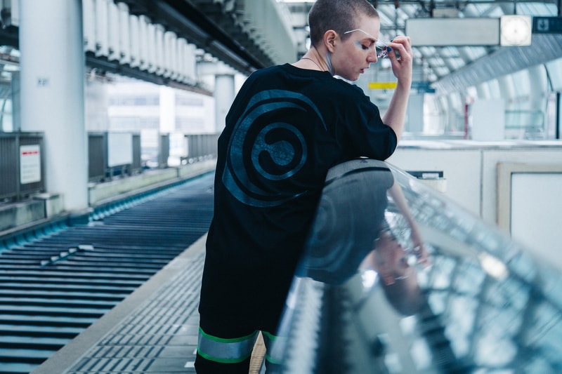 Crossfaith 2018年春マーチコレクションのルックブックを先行公開 2018年の2ndコレクションではストリートカルチャーに深く精通するHIROがケミカルな世界観を構築 昨年、東京で一夜限りの10周年スペシャル版を熱狂で終えた“ACROSS THE FUTURE”がツアー形式で復活し、今週末より全国5都市の巡業を開始するCrossfaith(クロスフェイス)。メタルコアからエレクトロニカまで、多様多種なジャンルを巧みに融合する独自の音楽性は世界のラウドミュージックシーンでも一目置かれており、彼らはクリエイティビティはマーチャンダイズにも色濃く反映されている。 無論、2018年春のマーチコレクションも例外ではない。バントと同じく、一貫して近未来な世界観を構築する今季は、貧困もなく紛争も起きない管理統制の下に平等を受け入れた人々が溢れた社会がテーマだ。どことなくケミカルな印象が漂うルックブックでは、Crossfaithのロゴに蛇を絡めたグラフィックを随所でフィーチャー。また、筆者としては、左右の目の中にスマイルマークや注射器を忍ばせたブラッグボディのTシャツとリフレクト素材を組み込んだスポーティなセットアップをキーピースとしてピックアップしたい。 『HYPEBEAST』では、ストリートカルチャーにも深く精通するベースのHIROがディレクションしたルックブックを先行公開。全編は追って解禁されるはずなので、彼らからのアップデートを待ちつつ、ひとまず上のフォトギャラリーをチェックしてみてはいかがだろうか。 この機会に、すでにローンチ済みのマーチコレクション第1弾もプレイバックしてみてはいかがだろうか。