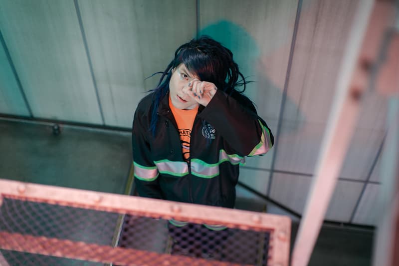 Crossfaith 2018年春マーチコレクションのルックブックを先行公開 2018年の2ndコレクションではストリートカルチャーに深く精通するHIROがケミカルな世界観を構築 昨年、東京で一夜限りの10周年スペシャル版を熱狂で終えた“ACROSS THE FUTURE”がツアー形式で復活し、今週末より全国5都市の巡業を開始するCrossfaith（クロスフェイス）。メタルコアからエレクトロニカまで、多様多種なジャンルを巧みに融合する独自の音楽性は世界のラウドミュージックシーンでも一目置かれており、彼らはクリエイティビティはマーチャンダイズにも色濃く反映されている。  無論、2018年春のマーチコレクションも例外ではない。バントと同じく、一貫して近未来な世界観を構築する今季は、貧困もなく紛争も起きない管理統制の下に平等を受け入れた人々が溢れた社会がテーマだ。どことなくケミカルな印象が漂うルックブックでは、Crossfaithのロゴに蛇を絡めたグラフィックを随所でフィーチャー。また、筆者としては、左右の目の中にスマイルマークや注射器を忍ばせたブラッグボディのTシャツとリフレクト素材を組み込んだスポーティなセットアップをキーピースとしてピックアップしたい。  『HYPEBEAST』では、ストリートカルチャーにも深く精通するベースのHIROがディレクションしたルックブックを先行公開。全編は追って解禁されるはずなので、彼らからのアップデートを待ちつつ、ひとまず上のフォトギャラリーをチェックしてみてはいかがだろうか。  この機会に、すでにローンチ済みのマーチコレクション第1弾もプレイバックしてみてはいかがだろうか。