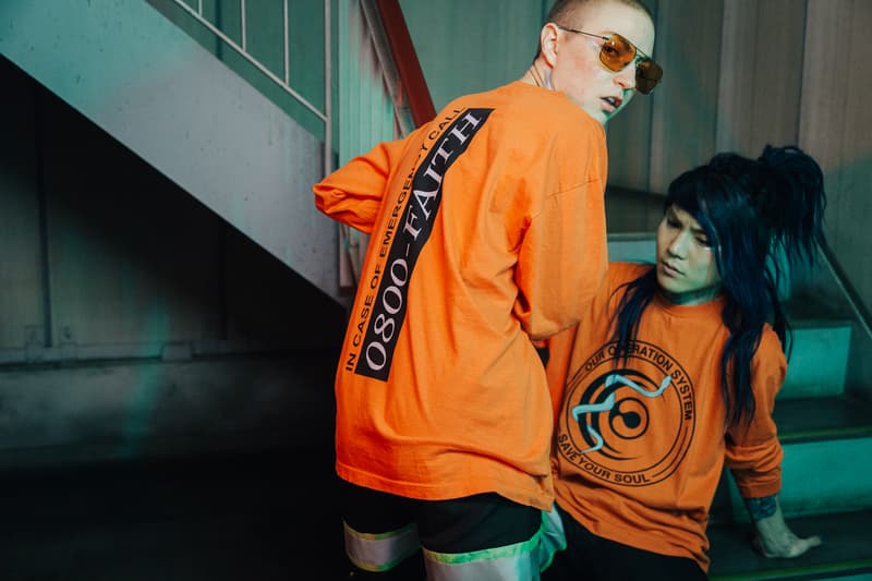 Crossfaith 2018年春マーチコレクションのルックブックを先行公開 2018年の2ndコレクションではストリートカルチャーに深く精通するHIROがケミカルな世界観を構築 昨年、東京で一夜限りの10周年スペシャル版を熱狂で終えた“ACROSS THE FUTURE”がツアー形式で復活し、今週末より全国5都市の巡業を開始するCrossfaith（クロスフェイス）。メタルコアからエレクトロニカまで、多様多種なジャンルを巧みに融合する独自の音楽性は世界のラウドミュージックシーンでも一目置かれており、彼らはクリエイティビティはマーチャンダイズにも色濃く反映されている。  無論、2018年春のマーチコレクションも例外ではない。バントと同じく、一貫して近未来な世界観を構築する今季は、貧困もなく紛争も起きない管理統制の下に平等を受け入れた人々が溢れた社会がテーマだ。どことなくケミカルな印象が漂うルックブックでは、Crossfaithのロゴに蛇を絡めたグラフィックを随所でフィーチャー。また、筆者としては、左右の目の中にスマイルマークや注射器を忍ばせたブラッグボディのTシャツとリフレクト素材を組み込んだスポーティなセットアップをキーピースとしてピックアップしたい。  『HYPEBEAST』では、ストリートカルチャーにも深く精通するベースのHIROがディレクションしたルックブックを先行公開。全編は追って解禁されるはずなので、彼らからのアップデートを待ちつつ、ひとまず上のフォトギャラリーをチェックしてみてはいかがだろうか。  この機会に、すでにローンチ済みのマーチコレクション第1弾もプレイバックしてみてはいかがだろうか。