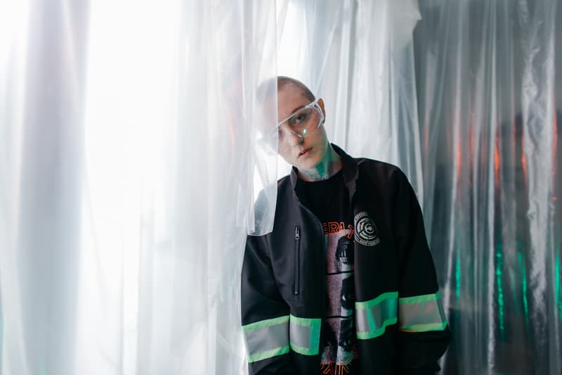 Crossfaith 2018年春マーチコレクションのルックブックを先行公開 2018年の2ndコレクションではストリートカルチャーに深く精通するHIROがケミカルな世界観を構築 昨年、東京で一夜限りの10周年スペシャル版を熱狂で終えた“ACROSS THE FUTURE”がツアー形式で復活し、今週末より全国5都市の巡業を開始するCrossfaith（クロスフェイス）。メタルコアからエレクトロニカまで、多様多種なジャンルを巧みに融合する独自の音楽性は世界のラウドミュージックシーンでも一目置かれており、彼らはクリエイティビティはマーチャンダイズにも色濃く反映されている。  無論、2018年春のマーチコレクションも例外ではない。バントと同じく、一貫して近未来な世界観を構築する今季は、貧困もなく紛争も起きない管理統制の下に平等を受け入れた人々が溢れた社会がテーマだ。どことなくケミカルな印象が漂うルックブックでは、Crossfaithのロゴに蛇を絡めたグラフィックを随所でフィーチャー。また、筆者としては、左右の目の中にスマイルマークや注射器を忍ばせたブラッグボディのTシャツとリフレクト素材を組み込んだスポーティなセットアップをキーピースとしてピックアップしたい。  『HYPEBEAST』では、ストリートカルチャーにも深く精通するベースのHIROがディレクションしたルックブックを先行公開。全編は追って解禁されるはずなので、彼らからのアップデートを待ちつつ、ひとまず上のフォトギャラリーをチェックしてみてはいかがだろうか。  この機会に、すでにローンチ済みのマーチコレクション第1弾もプレイバックしてみてはいかがだろうか。