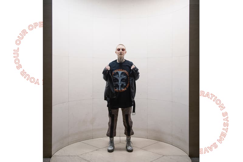 Crossfaith 2018年春マーチコレクションのルックブックを先行公開 2018年の2ndコレクションではストリートカルチャーに深く精通するHIROがケミカルな世界観を構築 昨年、東京で一夜限りの10周年スペシャル版を熱狂で終えた“ACROSS THE FUTURE”がツアー形式で復活し、今週末より全国5都市の巡業を開始するCrossfaith（クロスフェイス）。メタルコアからエレクトロニカまで、多様多種なジャンルを巧みに融合する独自の音楽性は世界のラウドミュージックシーンでも一目置かれており、彼らはクリエイティビティはマーチャンダイズにも色濃く反映されている。  無論、2018年春のマーチコレクションも例外ではない。バントと同じく、一貫して近未来な世界観を構築する今季は、貧困もなく紛争も起きない管理統制の下に平等を受け入れた人々が溢れた社会がテーマだ。どことなくケミカルな印象が漂うルックブックでは、Crossfaithのロゴに蛇を絡めたグラフィックを随所でフィーチャー。また、筆者としては、左右の目の中にスマイルマークや注射器を忍ばせたブラッグボディのTシャツとリフレクト素材を組み込んだスポーティなセットアップをキーピースとしてピックアップしたい。  『HYPEBEAST』では、ストリートカルチャーにも深く精通するベースのHIROがディレクションしたルックブックを先行公開。全編は追って解禁されるはずなので、彼らからのアップデートを待ちつつ、ひとまず上のフォトギャラリーをチェックしてみてはいかがだろうか。  この機会に、すでにローンチ済みのマーチコレクション第1弾もプレイバックしてみてはいかがだろうか。