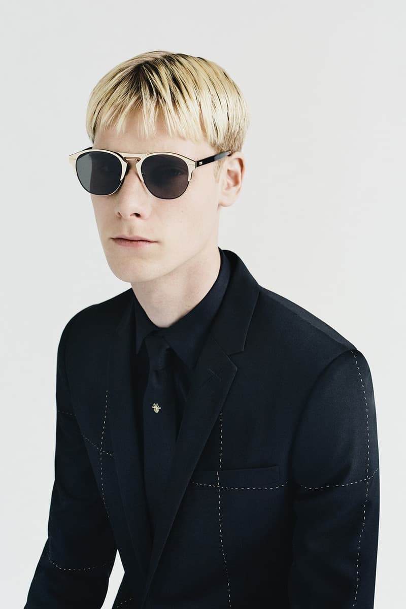 Dior Homme より巧みなアイコン使いで古典的な要素をプラスした最新カプセルコレクション “Gold” 〈Berluti〉への移籍が決定したクリス・ヴァン・アッシュによる最後のプロジェクトのひとつ Hedi Slimame エディ・スリマン Kris Van Assche クリス・ヴァン・アッシュ Louis Vuitton ルイ・ヴィトン Kim Jones キム・ジョーンズ Dior Homme ディオール・オム 2018年フォールシーズン カプセルコレクション Gold ゴールドカラー テーラードジャケット Christian Dior Atelier 3, rue de Marignan クリスチャン ディオール マリニャン通り3番地 ドレスシャツ ハンドバッグ エナメルシューズ サングラス HYPEBEAST ハイプビースト