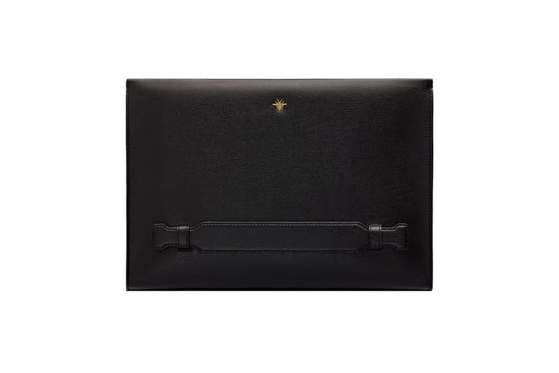 Dior Homme より巧みなアイコン使いで古典的な要素をプラスした最新カプセルコレクション “Gold” 〈Berluti〉への移籍が決定したクリス・ヴァン・アッシュによる最後のプロジェクトのひとつ Hedi Slimame エディ・スリマン Kris Van Assche クリス・ヴァン・アッシュ Louis Vuitton ルイ・ヴィトン Kim Jones キム・ジョーンズ Dior Homme ディオール・オム 2018年フォールシーズン カプセルコレクション Gold ゴールドカラー テーラードジャケット Christian Dior Atelier 3, rue de Marignan クリスチャン ディオール マリニャン通り3番地 ドレスシャツ ハンドバッグ エナメルシューズ サングラス HYPEBEAST ハイプビースト