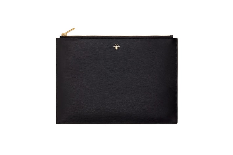 Dior Homme より巧みなアイコン使いで古典的な要素をプラスした最新カプセルコレクション “Gold” 〈Berluti〉への移籍が決定したクリス・ヴァン・アッシュによる最後のプロジェクトのひとつ Hedi Slimame エディ・スリマン Kris Van Assche クリス・ヴァン・アッシュ Louis Vuitton ルイ・ヴィトン Kim Jones キム・ジョーンズ Dior Homme ディオール・オム 2018年フォールシーズン カプセルコレクション Gold ゴールドカラー テーラードジャケット Christian Dior Atelier 3, rue de Marignan クリスチャン ディオール マリニャン通り3番地 ドレスシャツ ハンドバッグ エナメルシューズ サングラス HYPEBEAST ハイプビースト