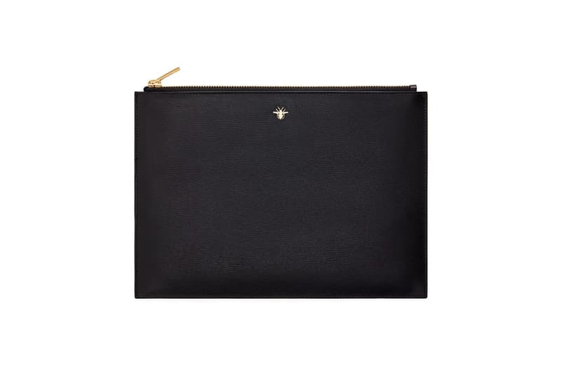 Dior Homme より巧みなアイコン使いで古典的な要素をプラスした最新カプセルコレクション “Gold” 〈Berluti〉への移籍が決定したクリス・ヴァン・アッシュによる最後のプロジェクトのひとつ Hedi Slimame エディ・スリマン Kris Van Assche クリス・ヴァン・アッシュ Louis Vuitton ルイ・ヴィトン Kim Jones キム・ジョーンズ Dior Homme ディオール・オム 2018年フォールシーズン カプセルコレクション Gold ゴールドカラー テーラードジャケット Christian Dior Atelier 3, rue de Marignan クリスチャン ディオール マリニャン通り3番地 ドレスシャツ ハンドバッグ エナメルシューズ サングラス HYPEBEAST ハイプビースト