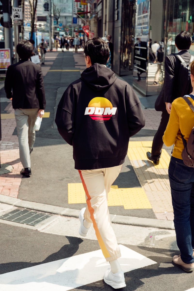ユース世代に古き良き80年代の魅力を伝える DRÔLE DE MONSIEUR 2018年春夏カプセルコレクション 日本で撮影されたルックブックではヴィンテージを彷彿させるアイコニックなサンセットロゴをフィーチャー