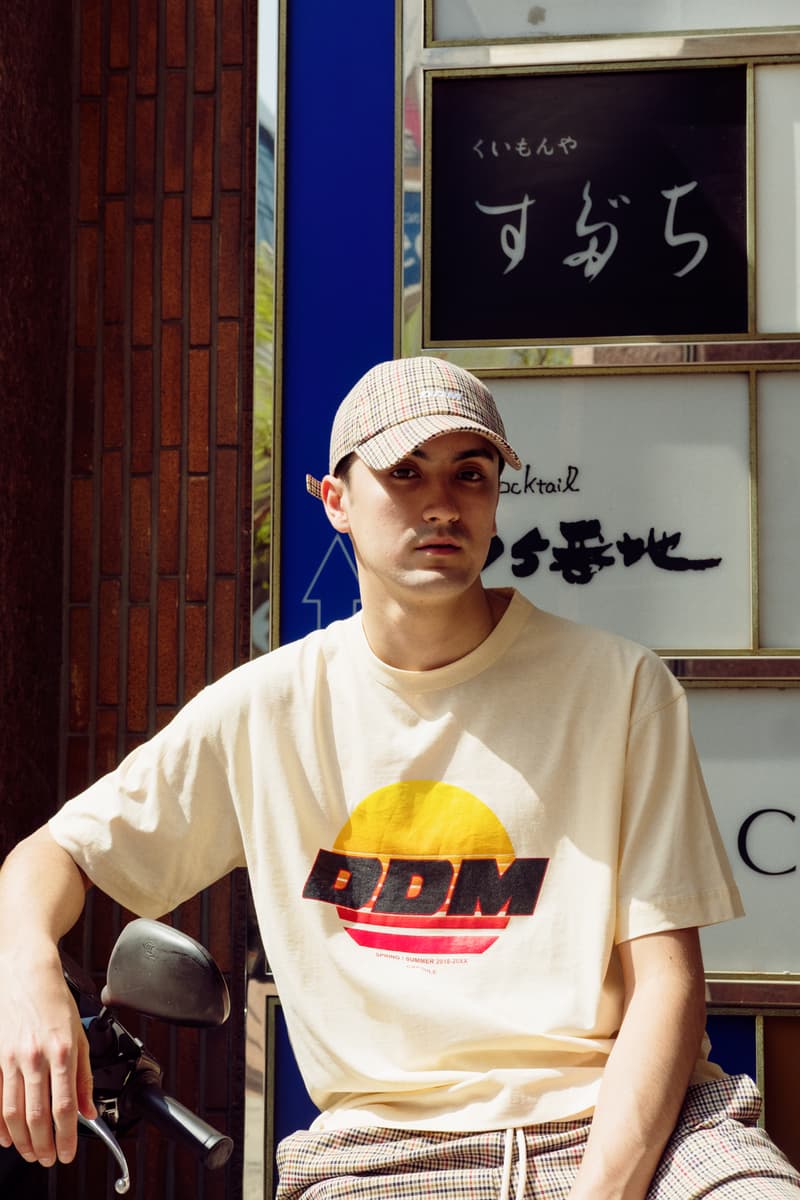 ユース世代に古き良き80年代の魅力を伝える DRÔLE DE MONSIEUR 2018年春夏カプセルコレクション 日本で撮影されたルックブックではヴィンテージを彷彿させるアイコニックなサンセットロゴをフィーチャー