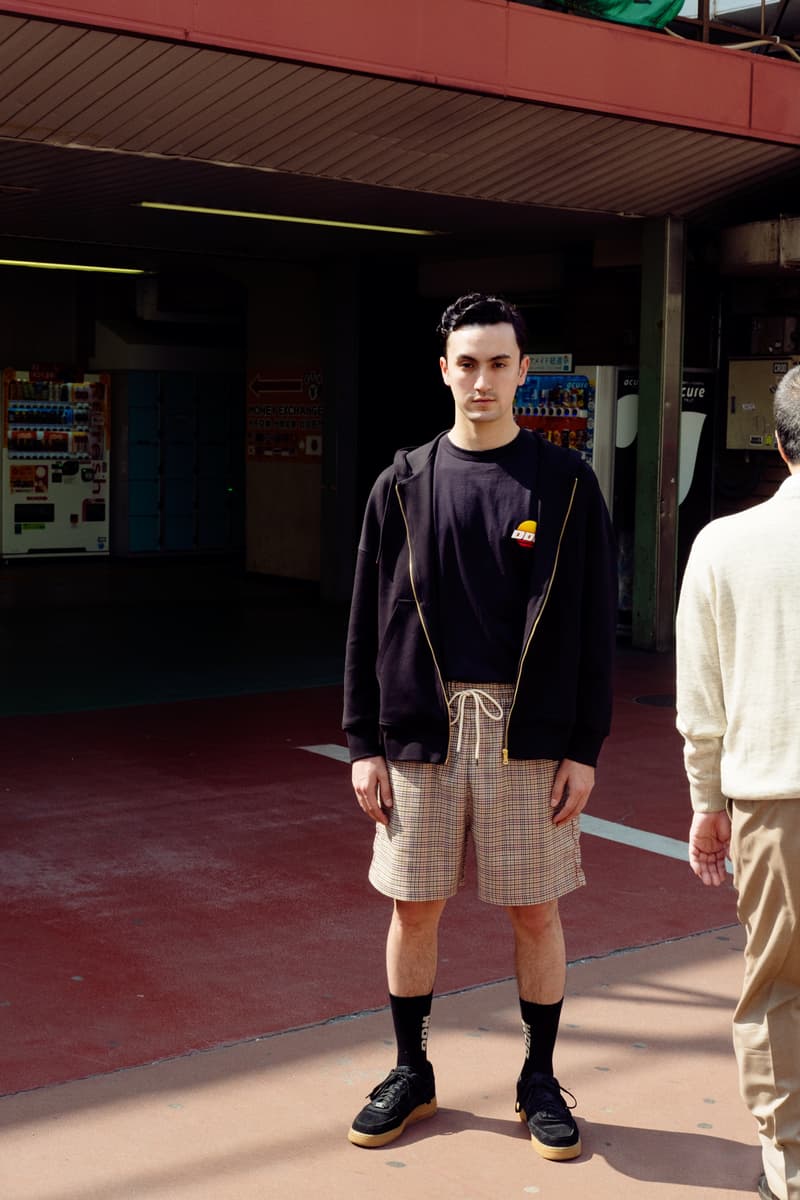 ユース世代に古き良き80年代の魅力を伝える DRÔLE DE MONSIEUR 2018年春夏カプセルコレクション 日本で撮影されたルックブックではヴィンテージを彷彿させるアイコニックなサンセットロゴをフィーチャー