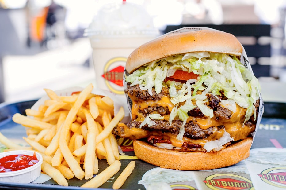 破壊力抜群の米ハンバーガーチェーン Fatburger が日本に上陸 カニエ・ウェストやファレルも店舗を所有する超ヘビー級のジャンクフードショップが『SHIBUYA109』に出店 黒船来航級のインパクトだ。カリフォルニア州ビバリーヒルズに本社を構える『Fatburger（ファットバーガー）』が、日本に初上陸した。『Fatburger』は1947年創業の老舗ハンバーガーチェーンで、その名の通り、超ボリューミーで破壊力抜群のサイズ感が最大の特徴。また、過去には90年代を代表する西海岸のベテランラッパー、E-40（イー・フォーティー）がフランチャイズオーナーとして初のベイエリア店舗をオープンした過去を持つほか、『HYPEBEAST』読者にお馴染みのKanye West（カニエ・ウェスト）がシカゴに、Pharrell Williams（ファレル・ウィリアムス）が中国にストアを所有していることでも知られている。  また、日本でも本店同様のメニューが提供されることやサイドメニュー、アルコールが充実しているところも嬉しいポイント。4月28日（土）にオープンする『Fatburger 渋谷』を訪れた際は是非、#hypefeast（HYPEなごちそうの意）のハッシュタグを使用して、ハンバーガーの写真をInstagramにシェアしてほしい。  『Fatburger 渋谷』の後は、『Kith Treats Tokyo』にハシゴして、こちらも本国より上陸した新発売のシェイクを堪能してみてはいかが？